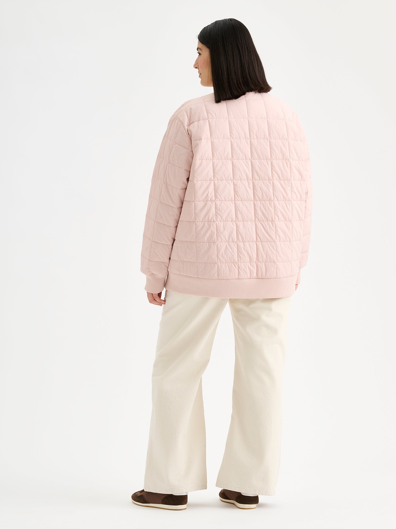 Nanson naisten rento Merje bomber tikkitakki kevyellä vanulla mallin päällä takaa kuvattuna.