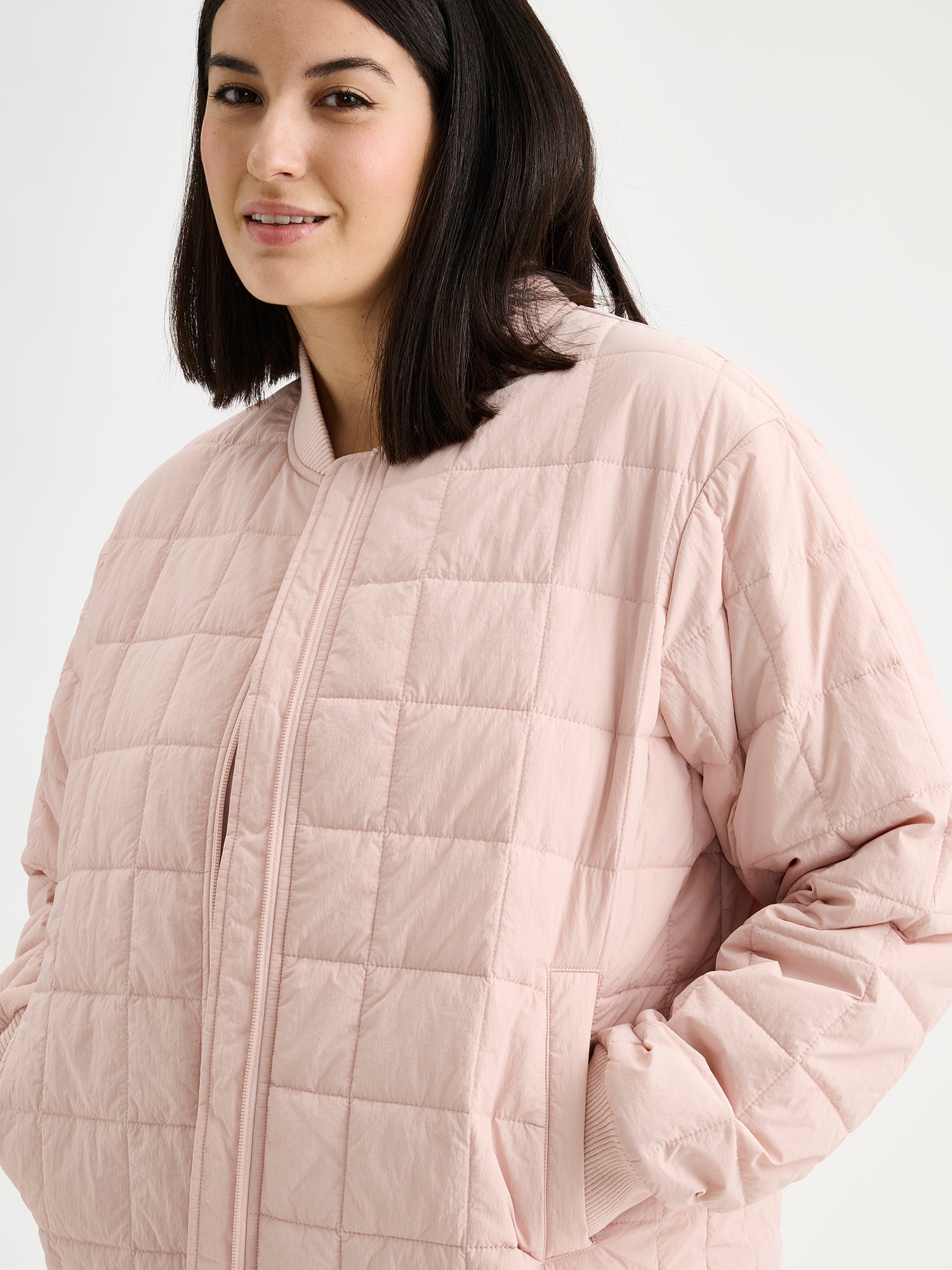 Nanson naisten rento Merje bomber tikkitakki kevyellä vanulla mallin päällä lähikuvassa.