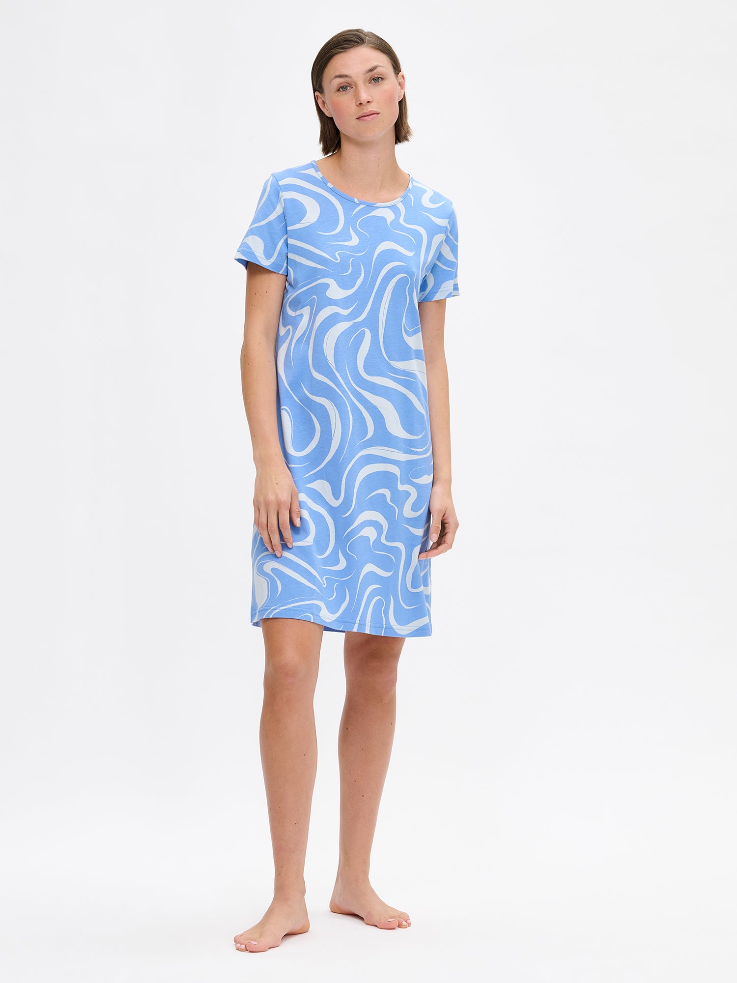 Nanson naisten sininen kuosillinen Vesi-yöpaita lyhyillä hihoilla ja pyöreällä pääntiellä. Materiaalinen pehmeä puuvilla-modaali. Kuvassa mallin päällä edestä.