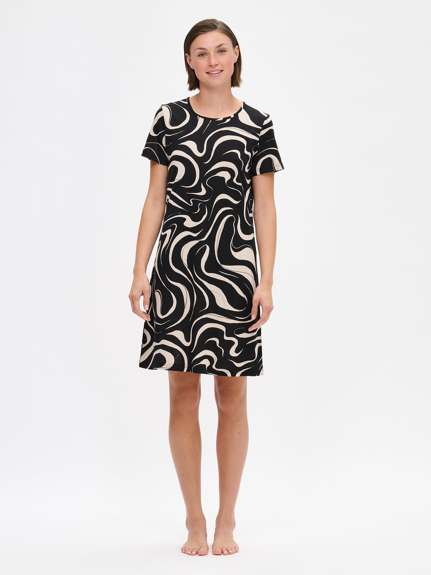 Nanson naisten beige kuosillinen Vesi-yöpaita lyhyillä hihoilla ja pyöreällä pääntiellä. Materiaalinen pehmeä puuvilla-modaali. Kuvassa mallin päällä edestä.