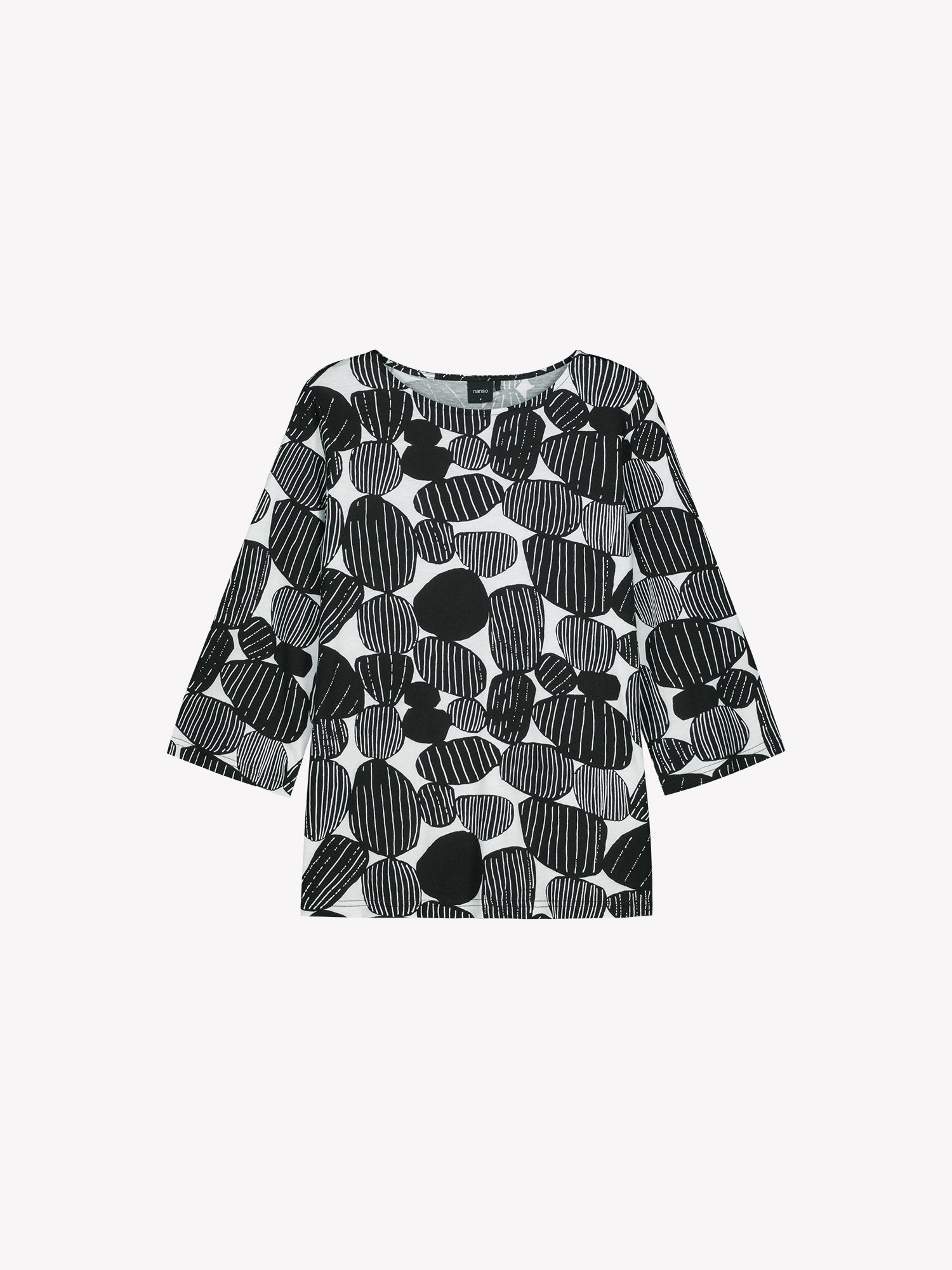 Nanson naisten musta kuosillinen Kummeli-pyjama 3/4 pituisilla hihoilla ja ovaalilla pääntiellä, pehmeää puuvilla-modaalia. Mallin päällä edestä kuvattuna. Tuotekuva paidasta.