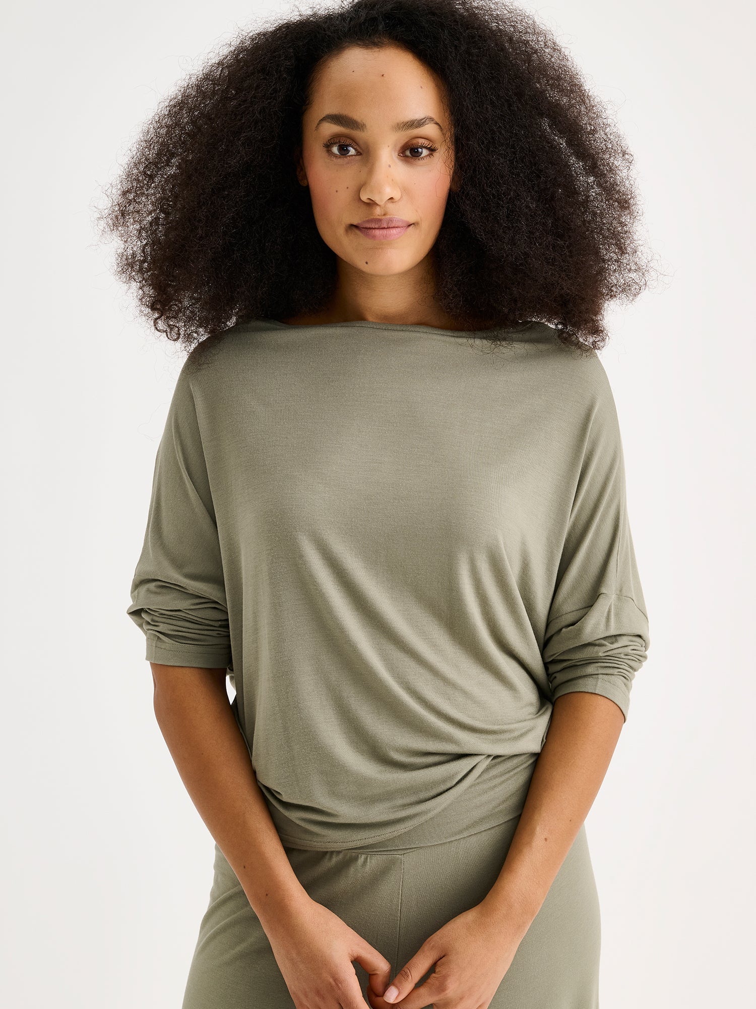 Nanson naisten vaalea oliivinvihreä Hento-pusero mallin päällä lähikuvassa.