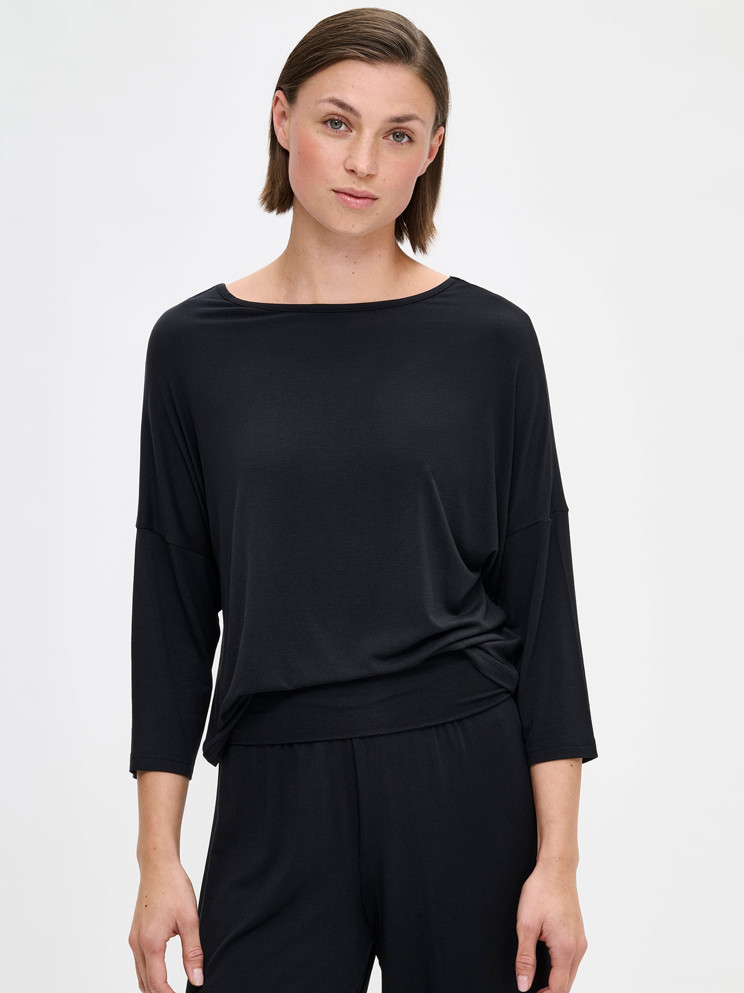 Nanson naisten yksivärinen Hento-pusero. Suoralinjaisessa puserossa on 3/4-pituiset hihansuista kapeahkot kimonohihat ja kantilla viimeistelty venepääntie edessä ja hieman syvempi pääntie takana. Materiaali on laadukasta modaali-elastaani neulosta. Kuvassa mallin päällä edestä kuvattuna läheltä.