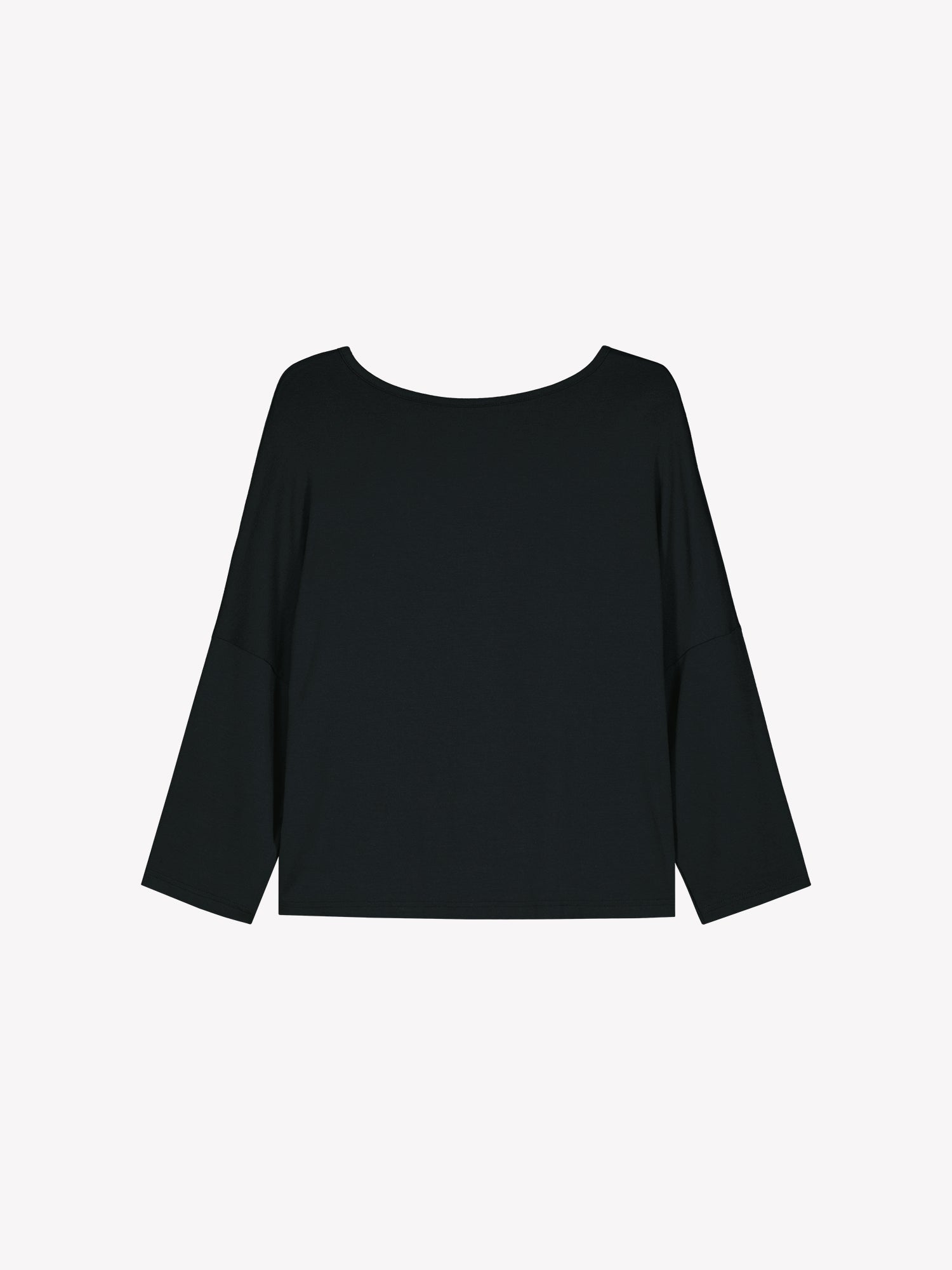 Nanson naisten yksivärinen Hento-pusero. Suoralinjaisessa puserossa on 3/4-pituiset hihansuista kapeahkot kimonohihat ja kantilla viimeistelty venepääntie edessä ja hieman syvempi pääntie takana. Materiaali on laadukasta modaali-elastaani neulosta. Tuotekuva edestä.