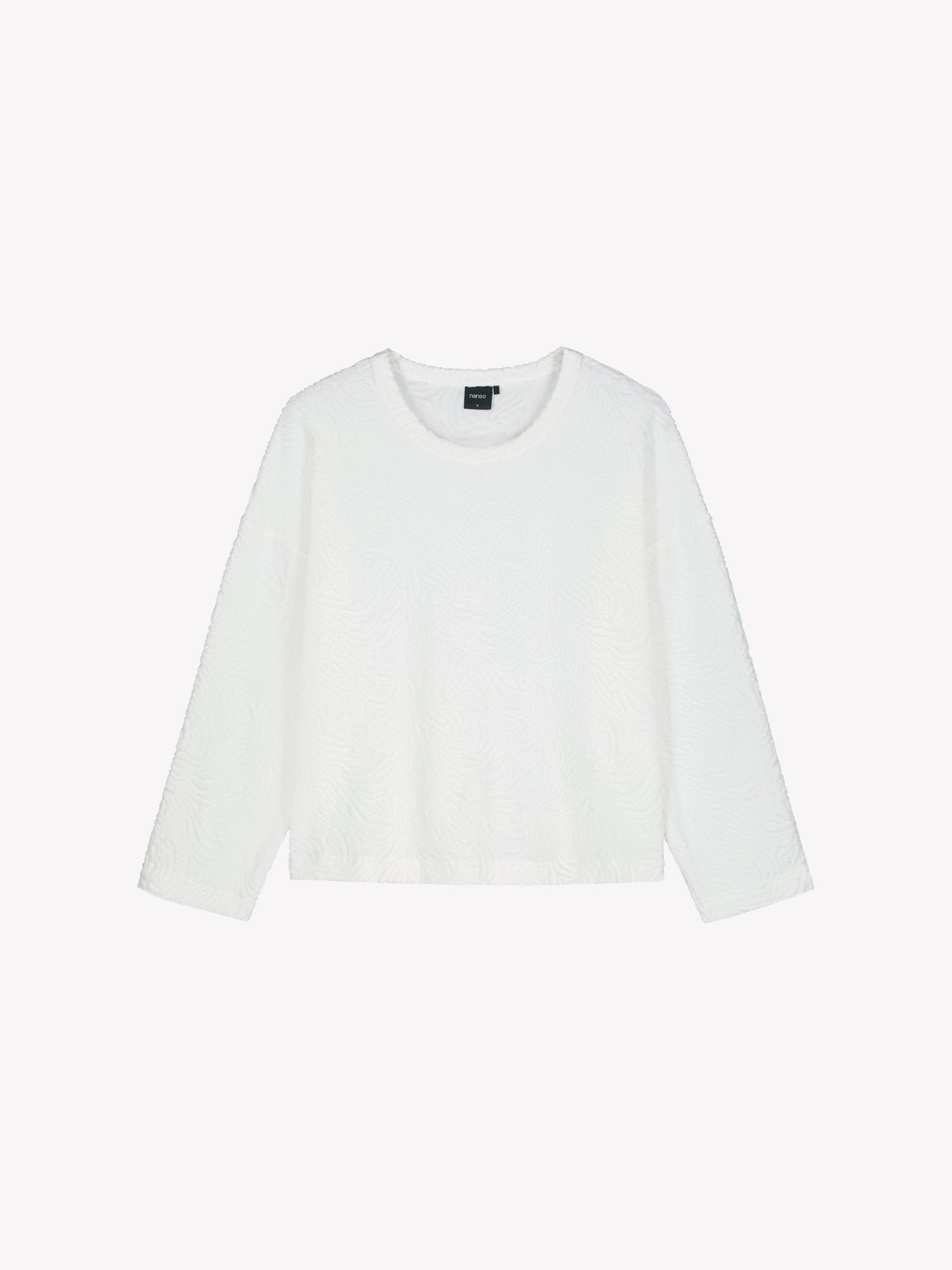 Nanson naisten luonnonvalkoinen Väre-paita pitkillä hihoilla ja pyöreällä pääntiellä. Valmistettu mukavasta ja pintakuvioidusta materiaalista. Tuotekuva edestä.