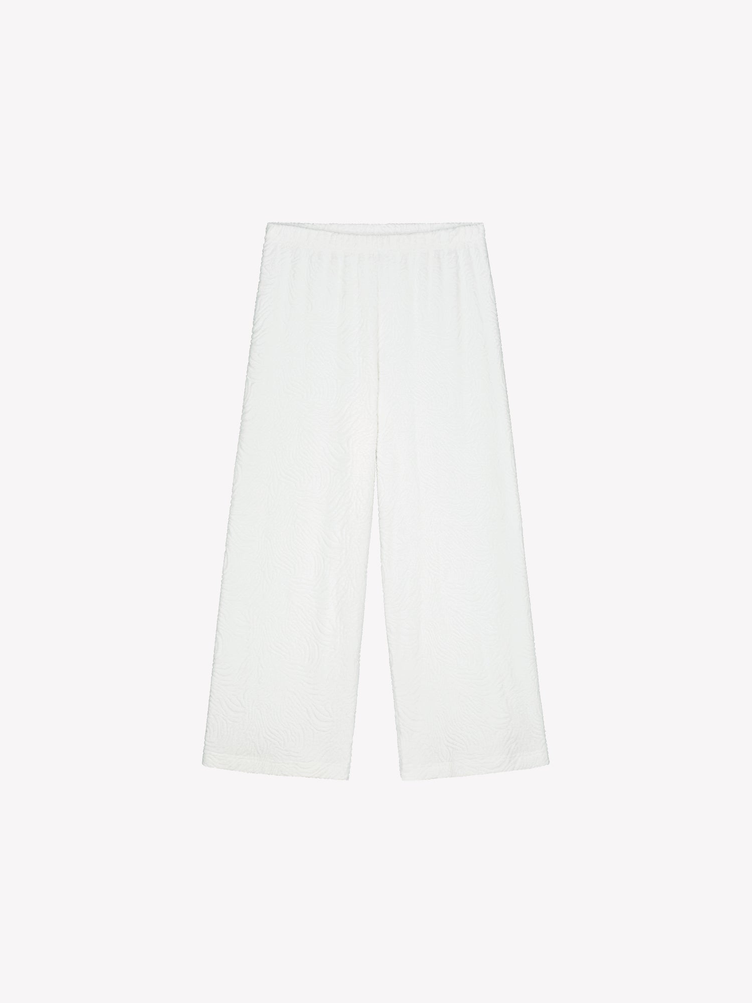 Nanson naisten luonnonvalkoiset Väre-housut pintakuvioidusta mukavasta materiaalista. Rennot housut ovat täyspitkät ja niissä on vyötäröllä mukava kuminauharakenne. Tuotekuva edestä.