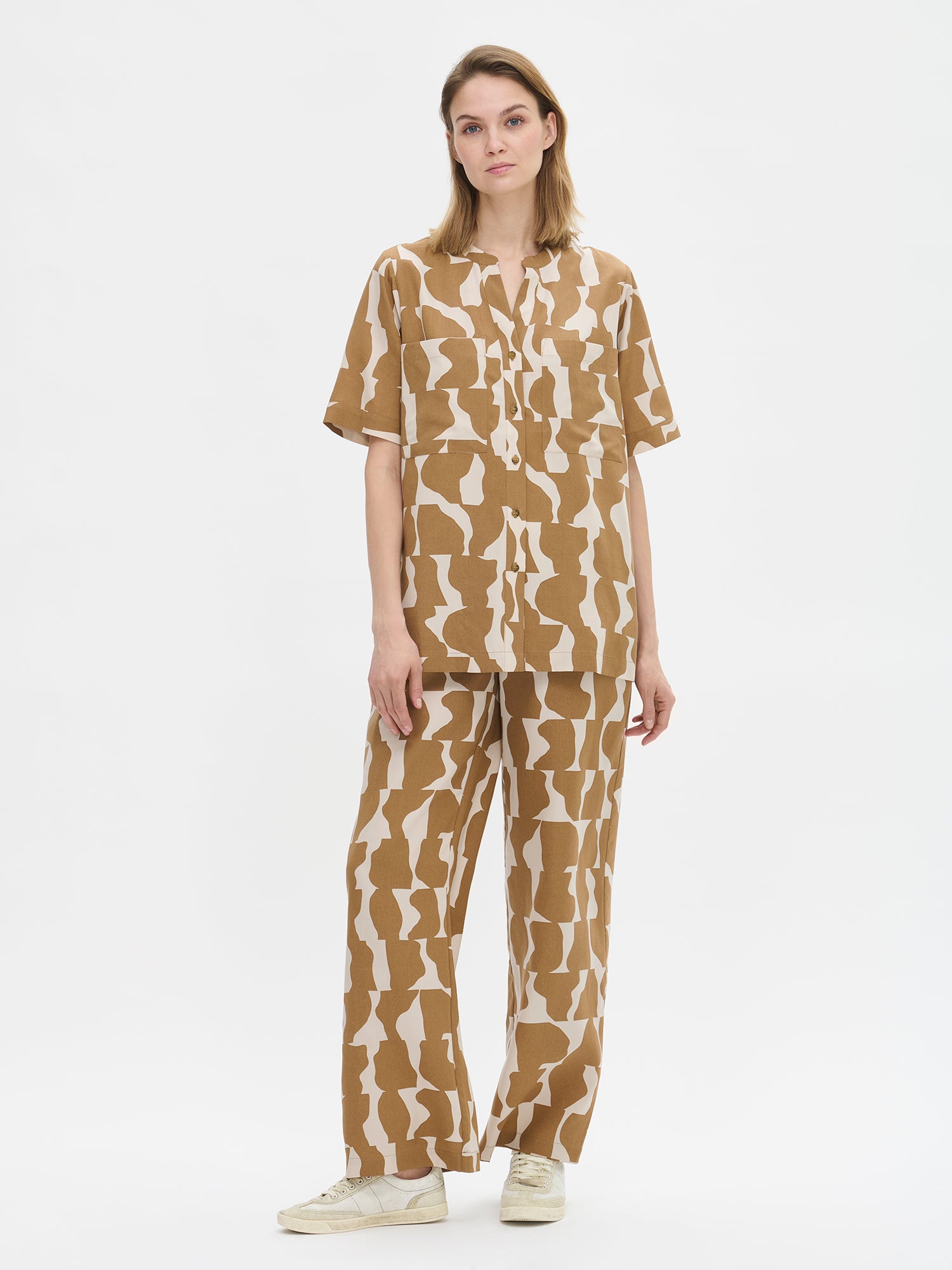 Naisten ihanan rento ja tyylikäs kuosillinen Soraja-pusero ja -housut mallin yllä edestä kuvattuna.