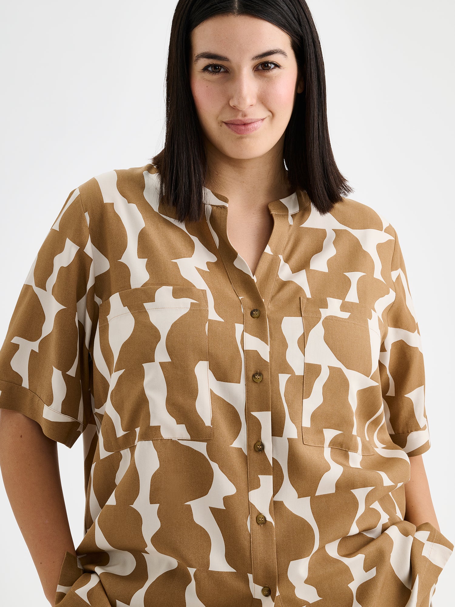 Nanson kuosillinen Soraja -pusero mallin päällä lähikuvassa.