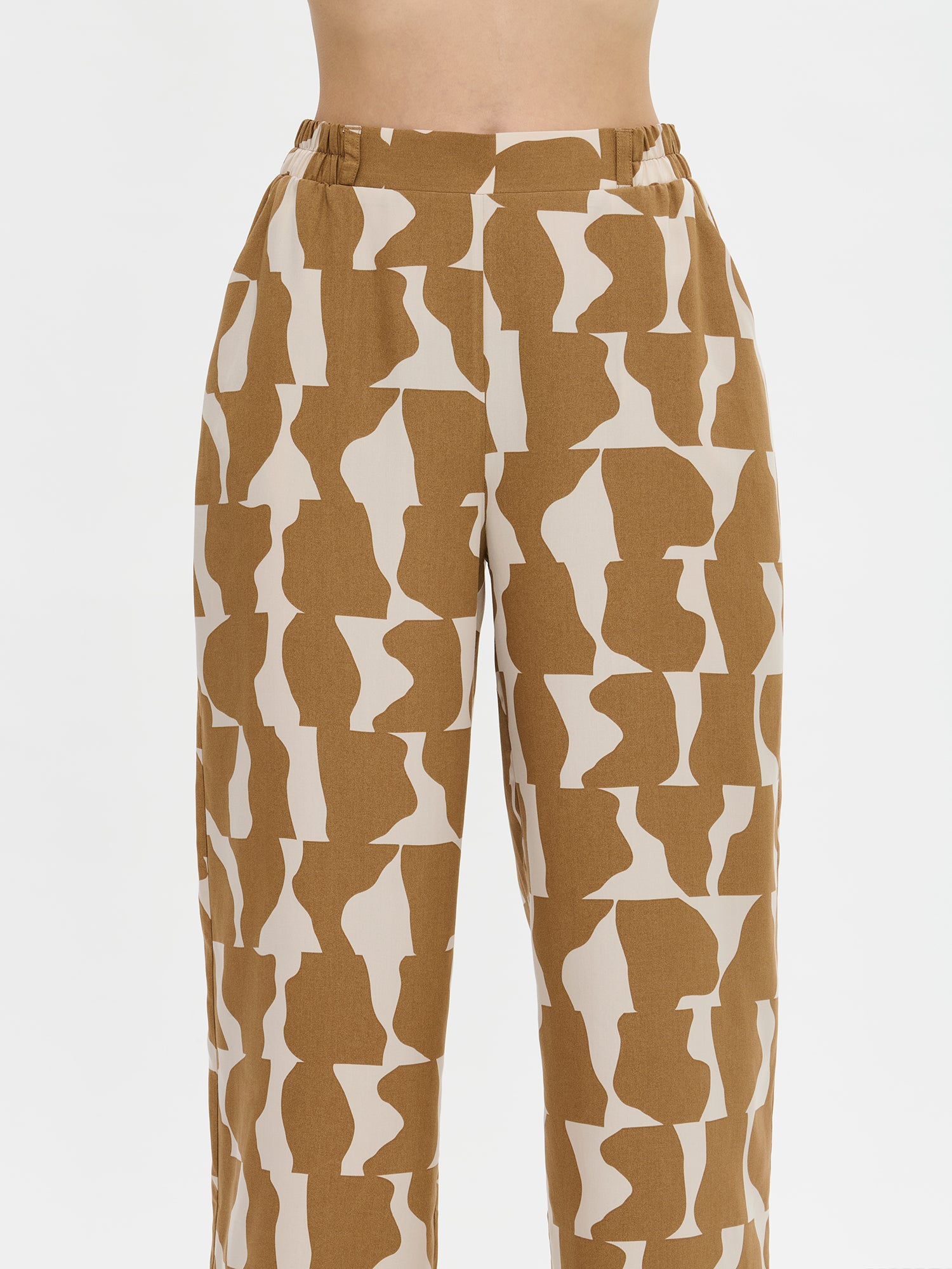 Naisten rennot ja ylellisen pehmeät kuosilliset Soraja-housut mallin yllä edestä kuvattuna läheltä