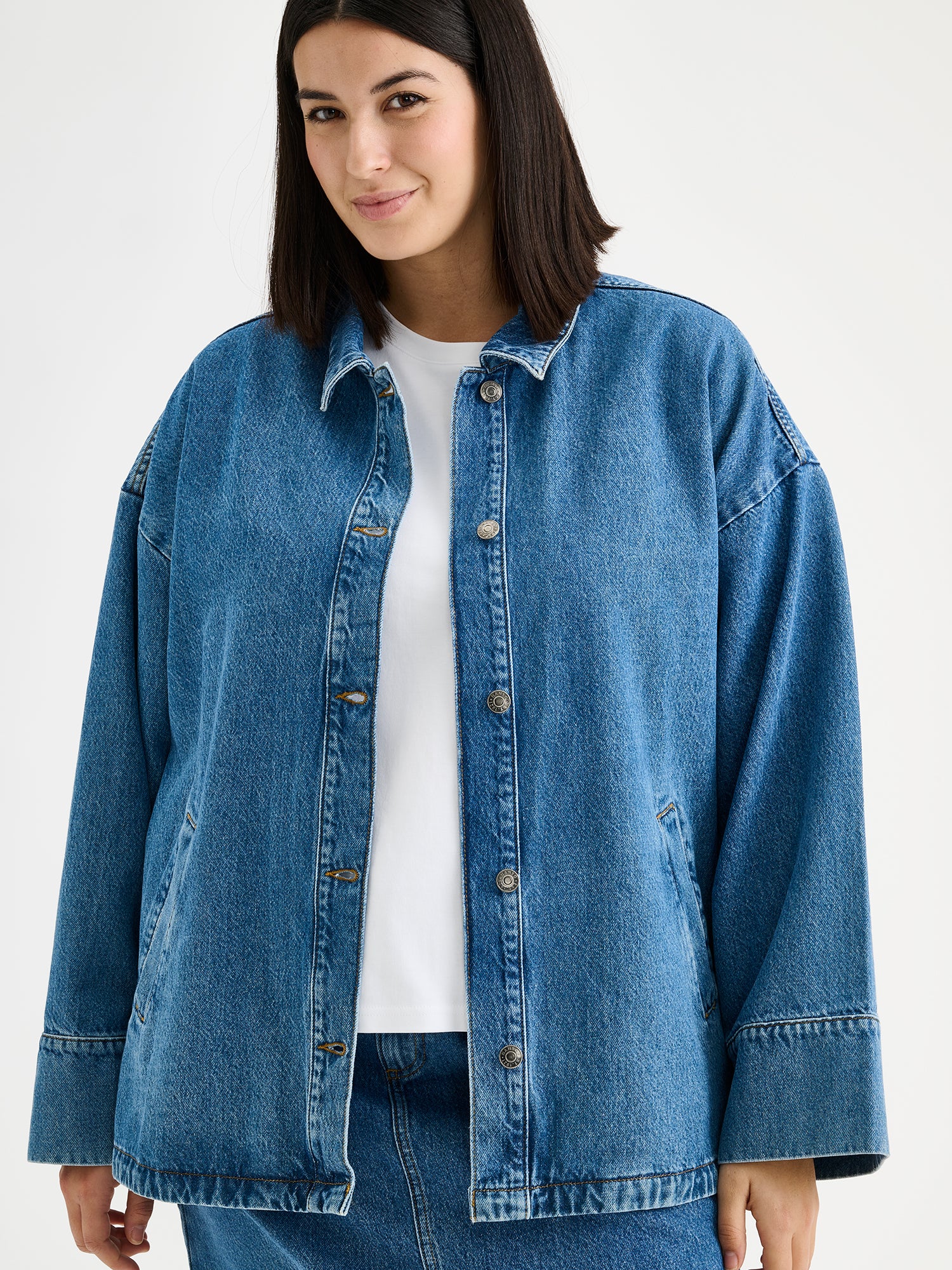 Mallin päällä Nanson Doris -farkkuhame ja -takki valkoisen T-paidan kanssa.