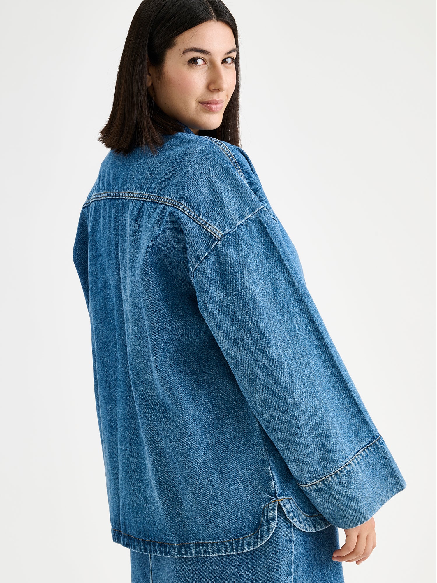 Mallin päällä Nanson Doris -farkkuhame ja -takki takaa kuvattuna.