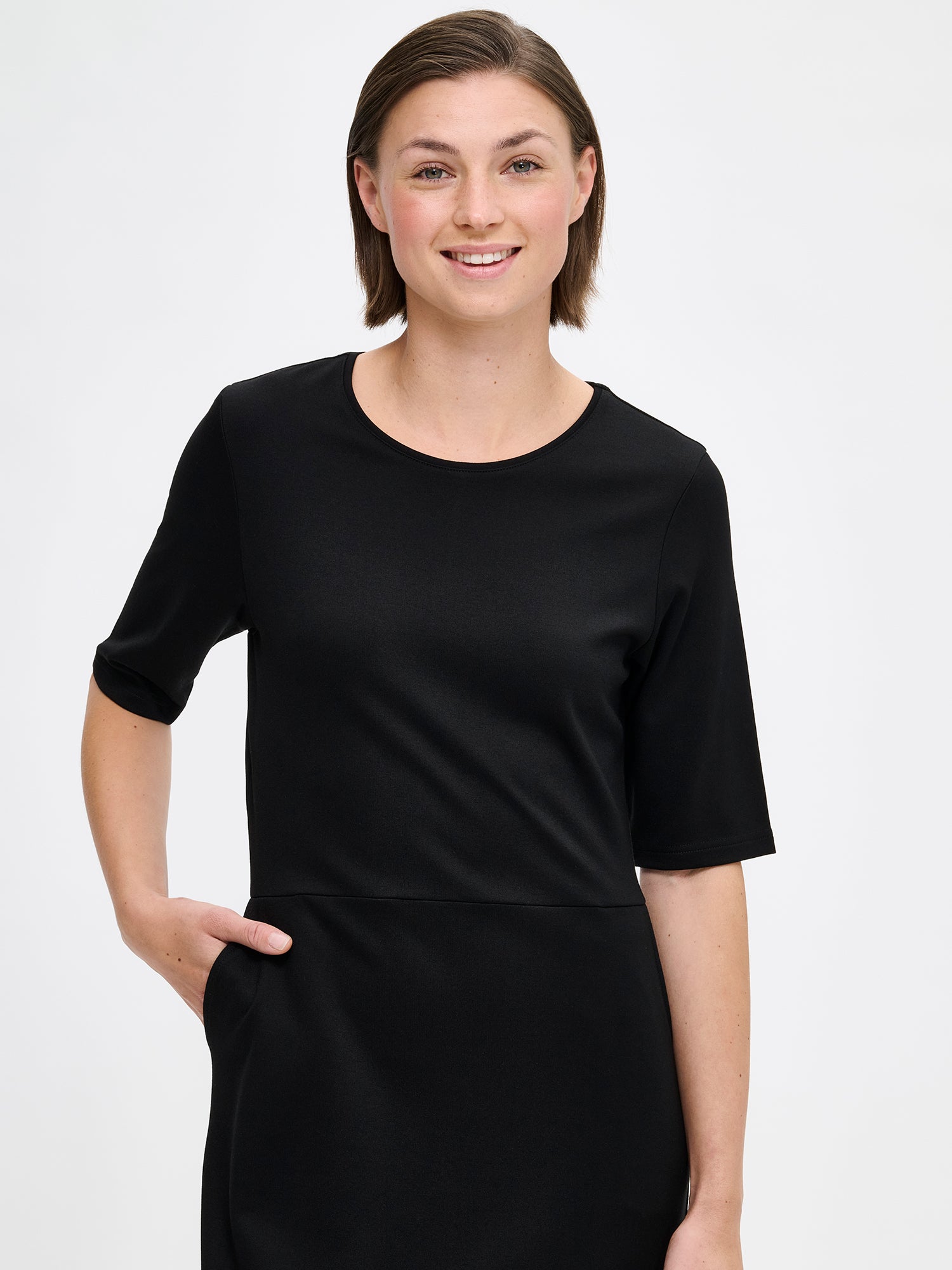 Naisten yksinkertaisen tyylikäs ja ajaton Roma-mekko mallin päällä lähikuvassa