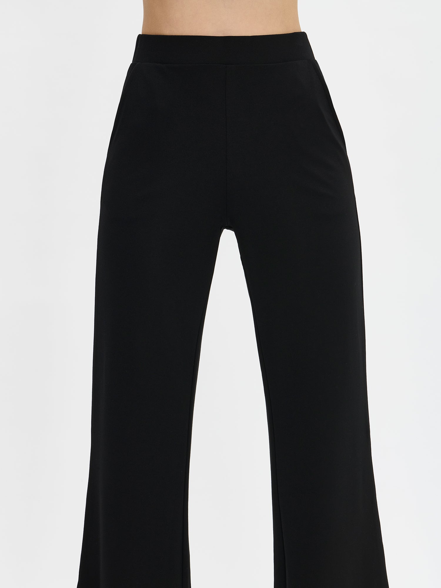 Naisten rennon tyylikkäät Roma-housut trendikkäillä levenevillä lahkeilla mallin päällä lähikuvassa.