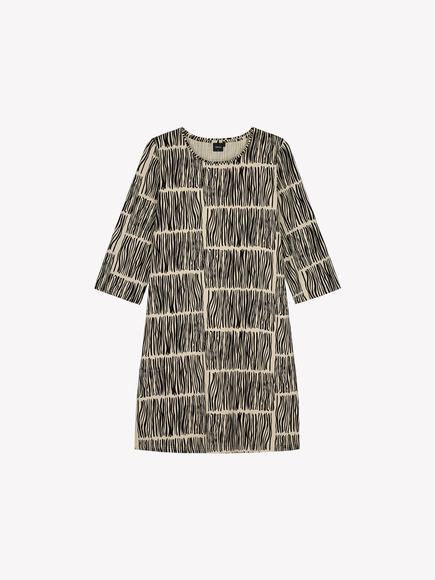 Naisten mukava ja tyylikäs Ruoko-trikoomekko hurmaavalla harmonisella kuosilla ja 3/4 pituisilla hihoilla tuotekuvassa edestä päin.