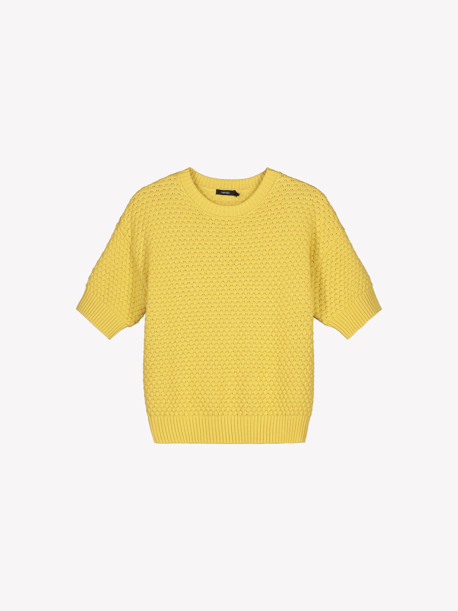 Naisten lyhythihainen keltainen struktuuripintainen Kumpu-neulepusero tuotekuvassa edestä päin.