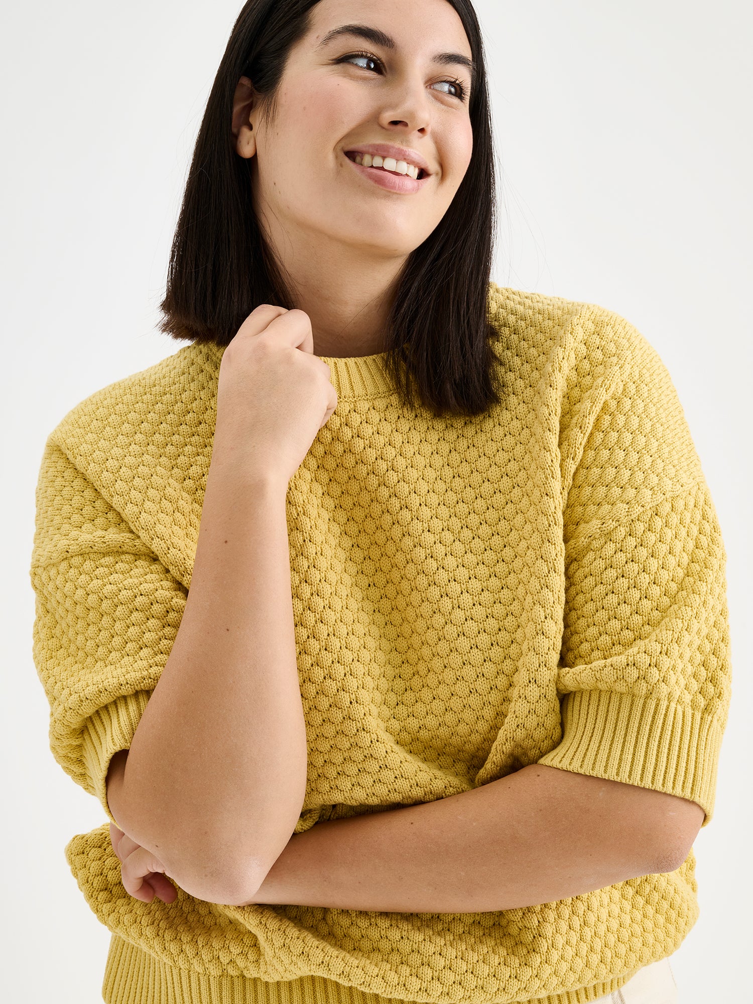 Nanson keltainen lyhythihainen Kumpu -puuvillaneulepusero mallin päällä 