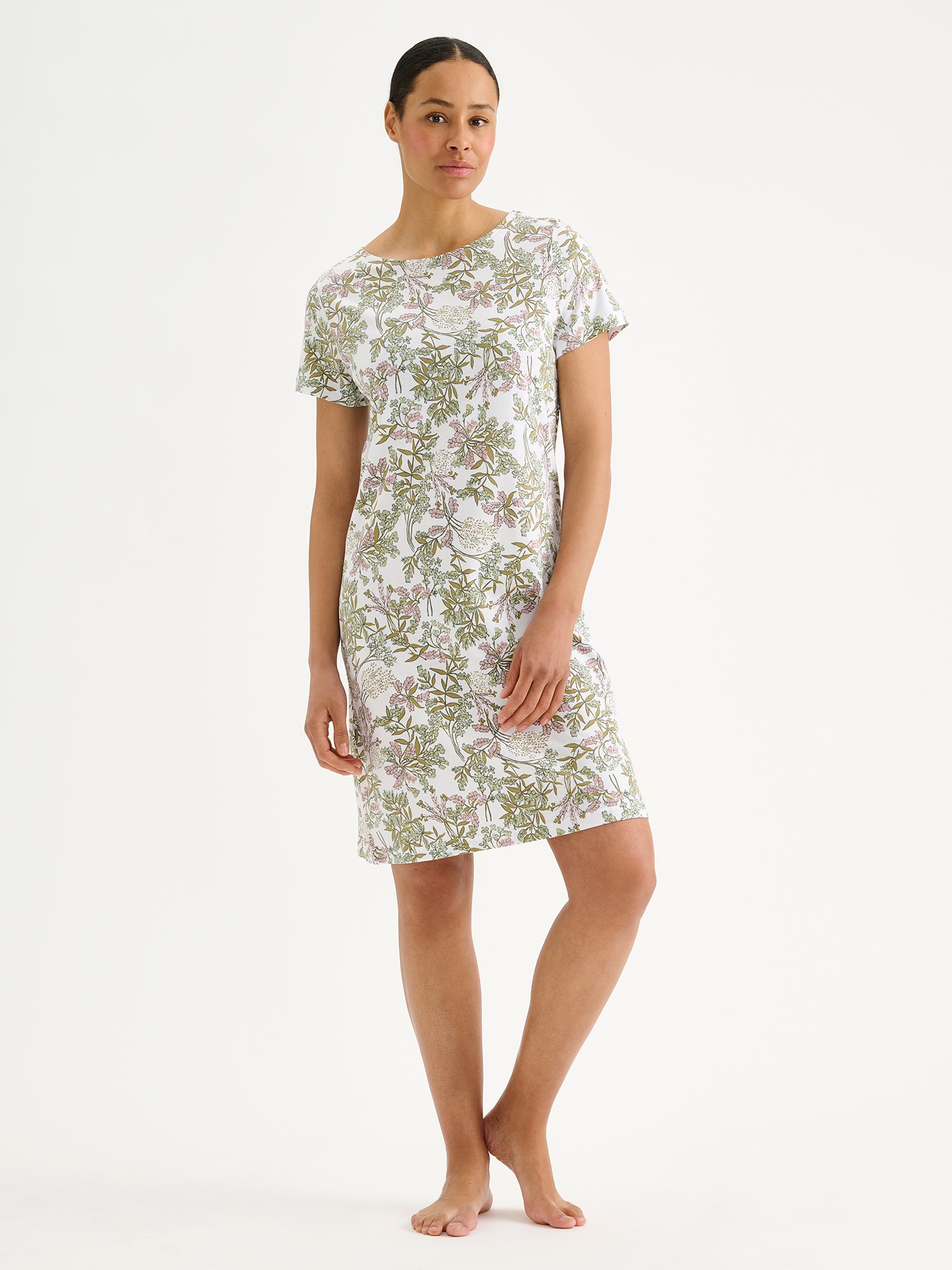 Nanson naisten lyhyt Laventeli-yöpaita, jossa on kaunis ja harmoninen kukkakuosi mallin päällä.