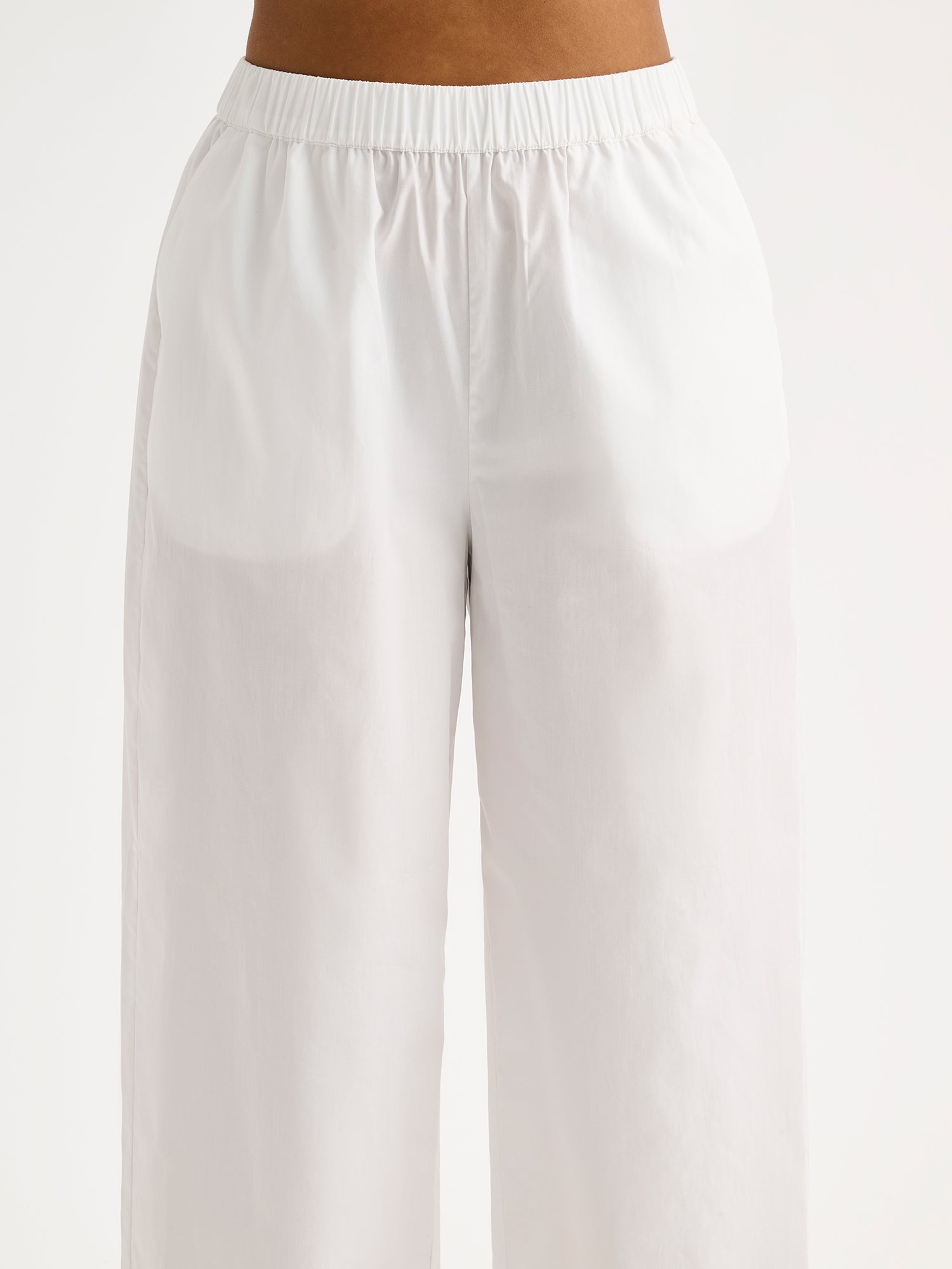 Nanson naisten valkoiset Juhannus-pyjamahousut, joissa on ihastuttavaa pitsiä lahkeissa, mallin päällä lähikuvassa.