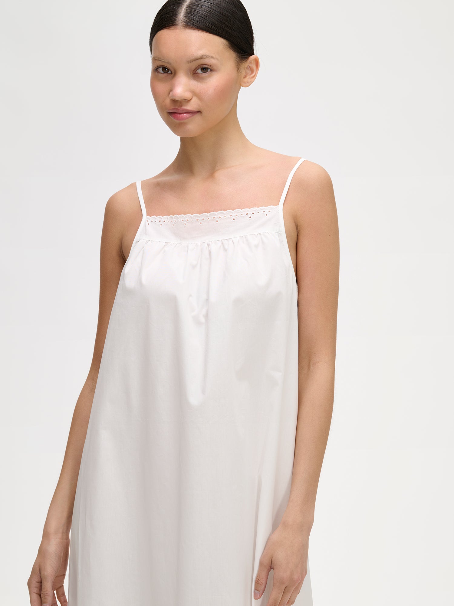 Nanson naisten valkoinen Juhannus-yömekko pitsiyksityiskohdilla mallin päällä, lähikuvassa.