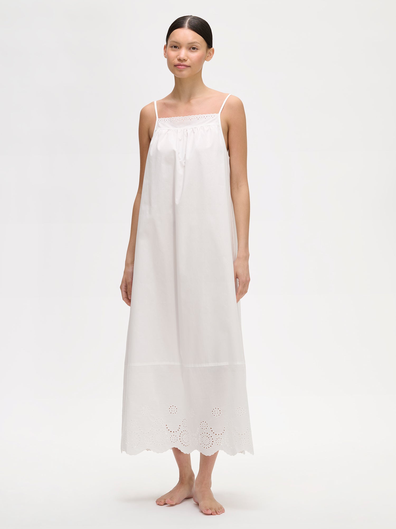 Nanson naisten valkoinen Juhannus-yömekko pitsiyksityiskohdilla mallin päällä.