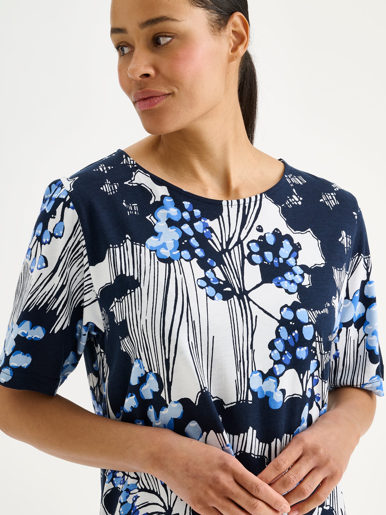 Nanson naisten mukava pitkä Kirjokerttu -yöpaita, jossa on tyylikäs sinisävyinen luontoaiheinen kuosi, mallin päällä, lähikuvassa