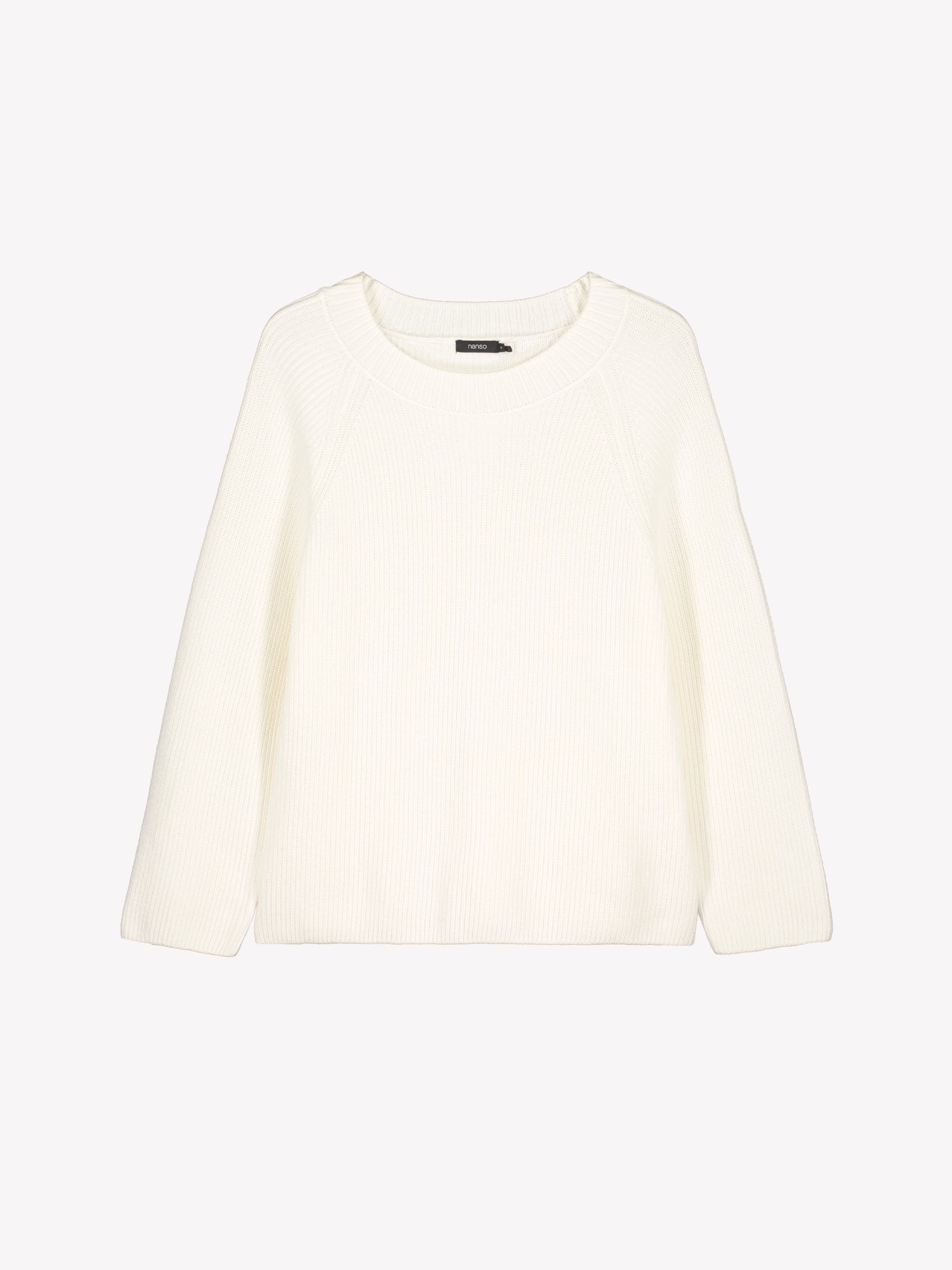 Naisten tyylikäs pehmeän luonnonvalkoinen Kaveri-neulepaita tuotekuvassa