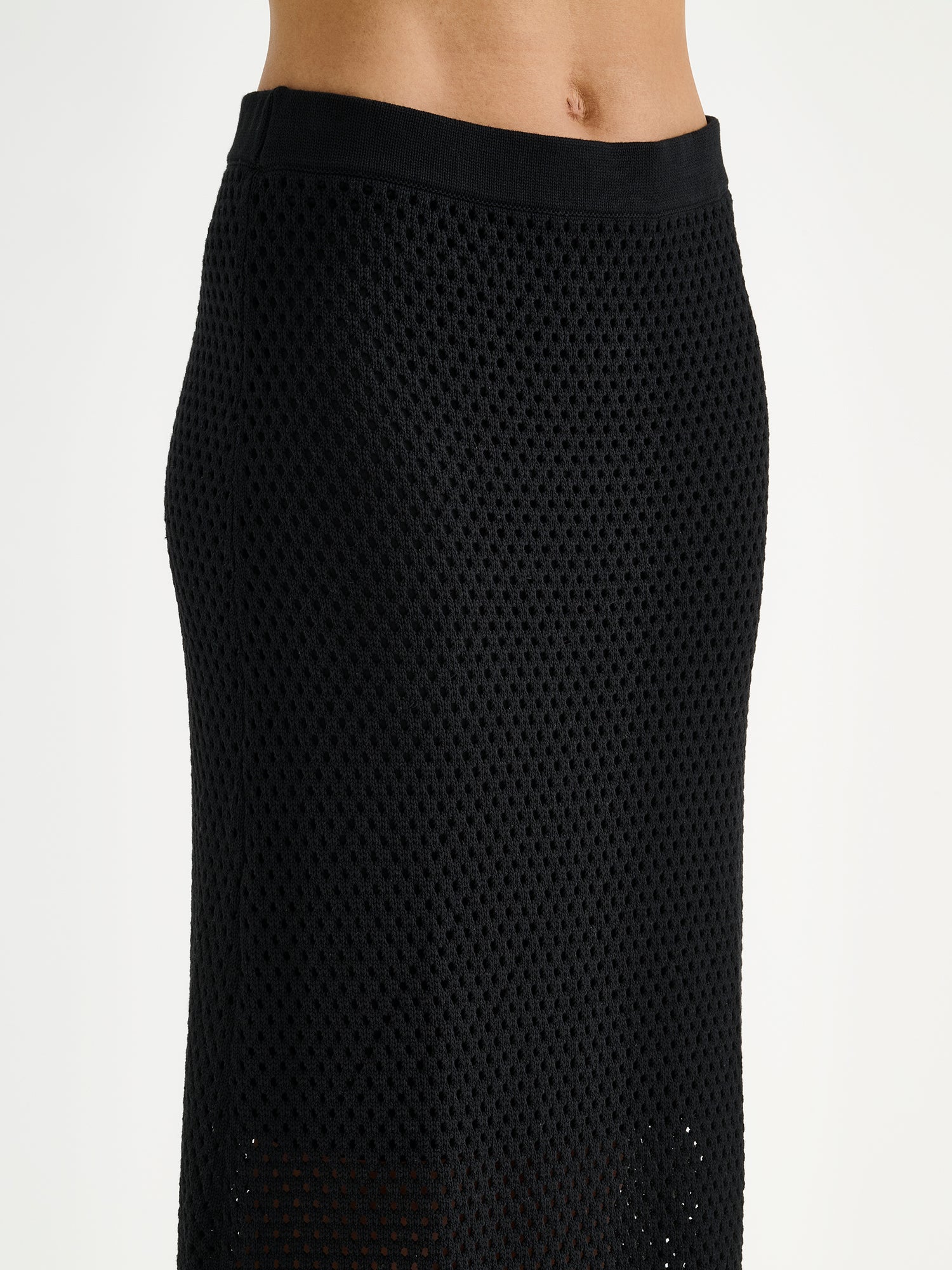 Nanson naisten trendikäs musta Aure -reikäneulehame mallin päällä lähikuvassa.