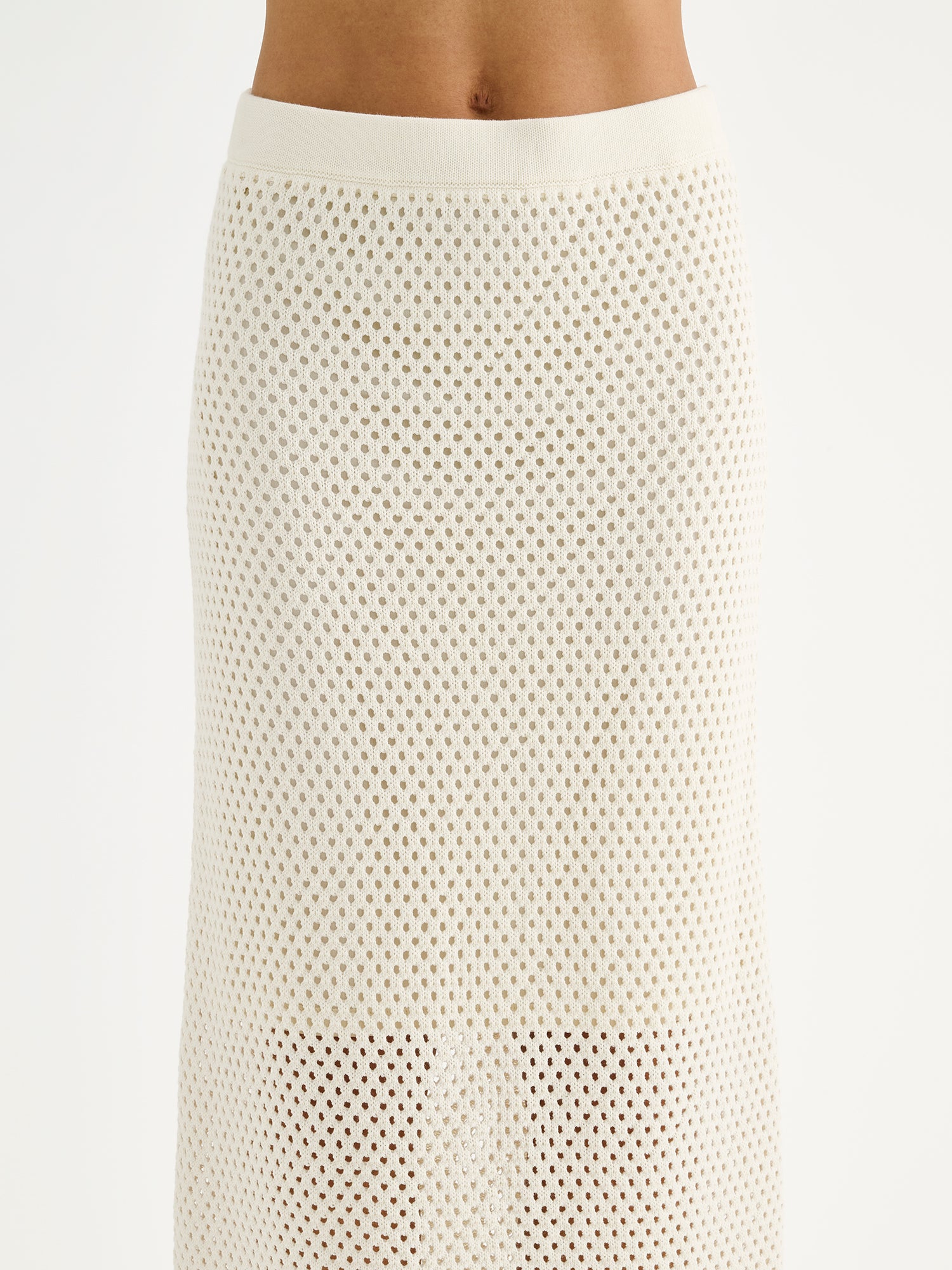 Nanson naisten trendikäs luonnonvalkoinen Aure -reikäneulehame mallin päällä lähikuvassa.