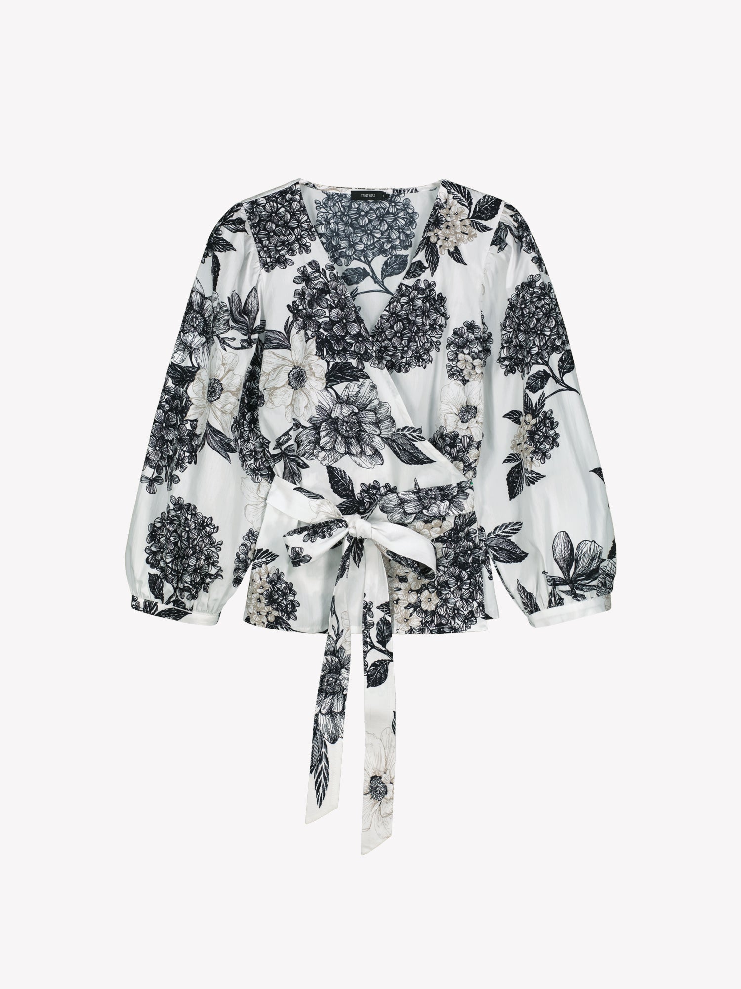 Nanson naisten hurmaava kuosillinen mustavalkoinen Palatsi-kietaisupusero tuotekuvassa