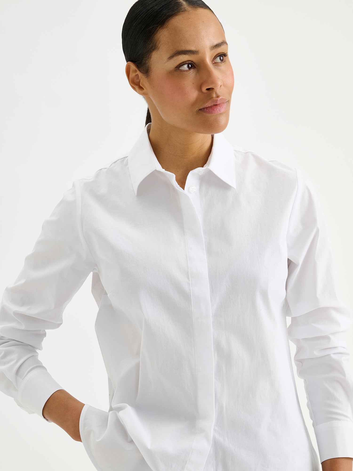 Nanson naisten valkoinen klassinen Helena-paitapusero mallin päällä lähikuvassa.