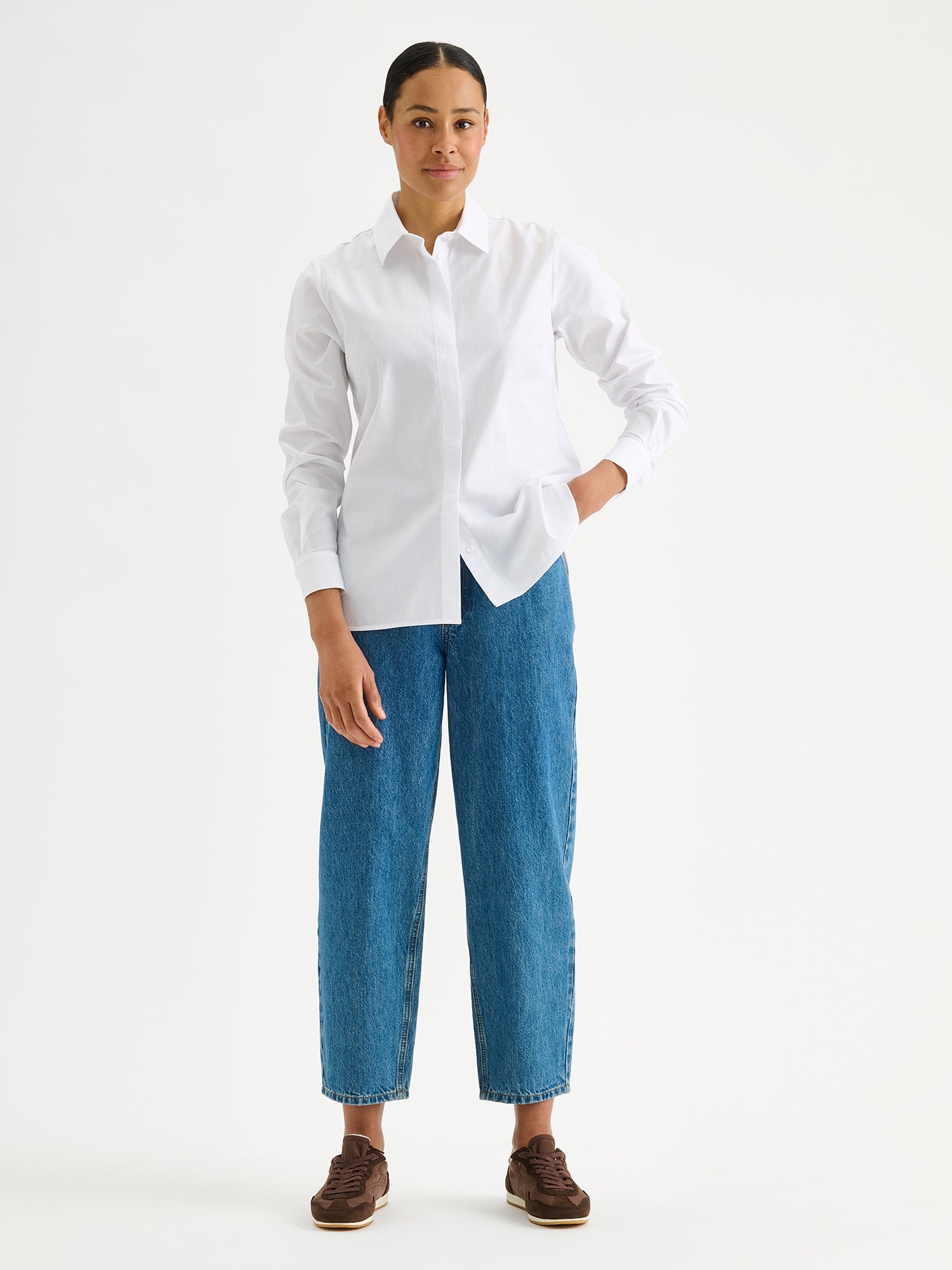 Nanson naisten valkoinen klassinen Helena-paitapusero mallin päällä Rento Barrel farkkujen kanssa