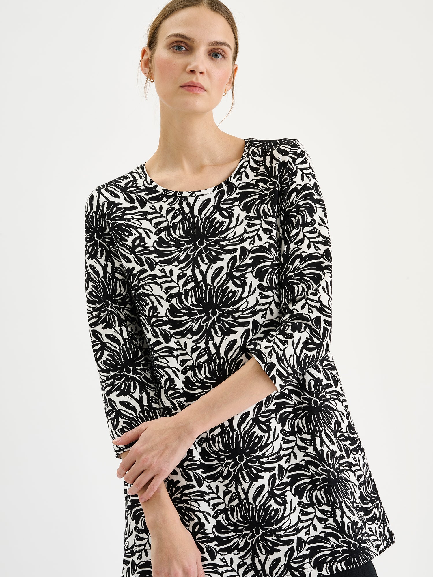 Nanson naisten kuosillinen mustavalkoinen Safiiri-tunika mallin päällä lähikuvassa.