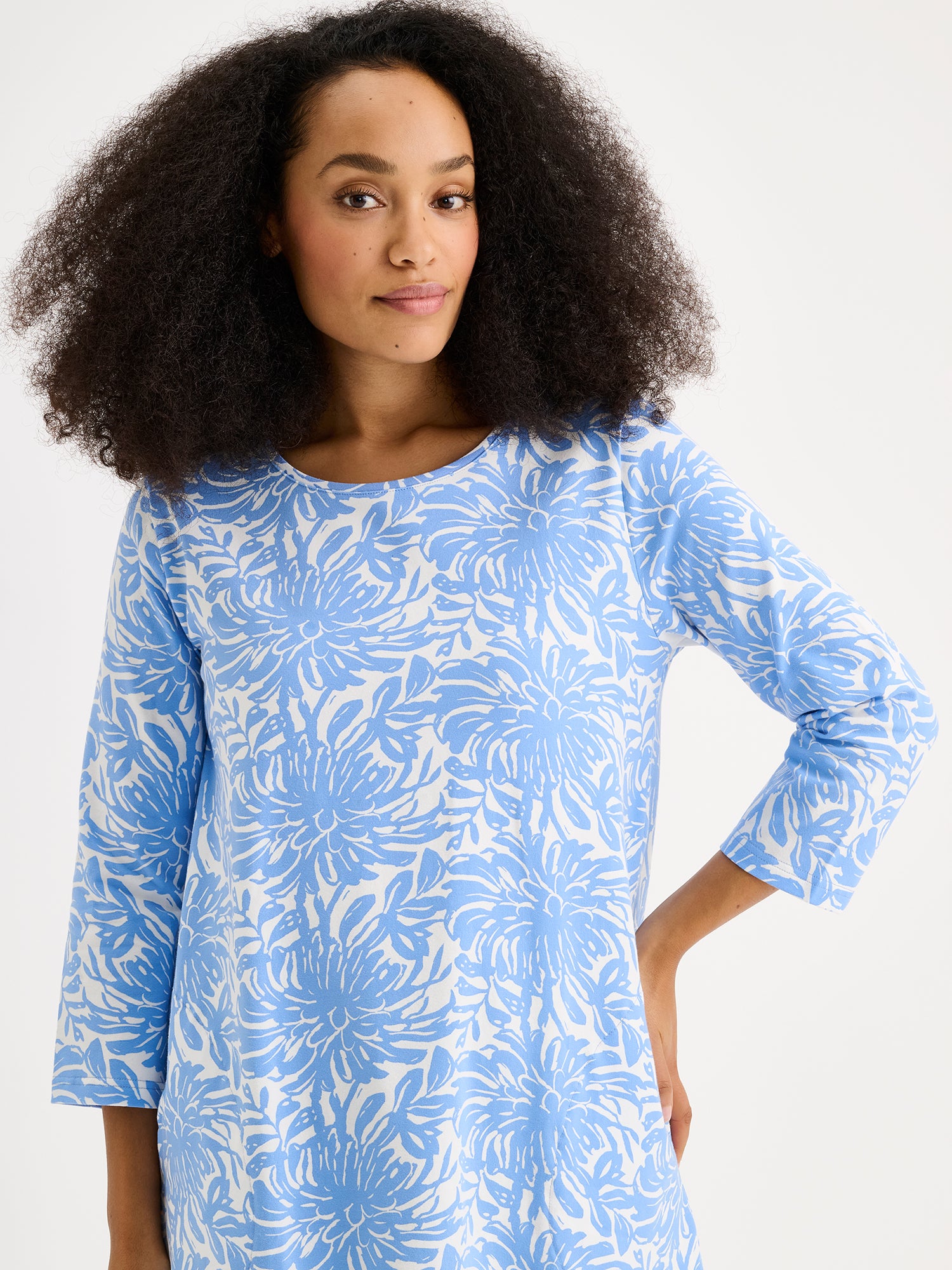 Nanson naisten kuosillinen sininen Safiiri-tunika mallin päällä lähikuvassa.