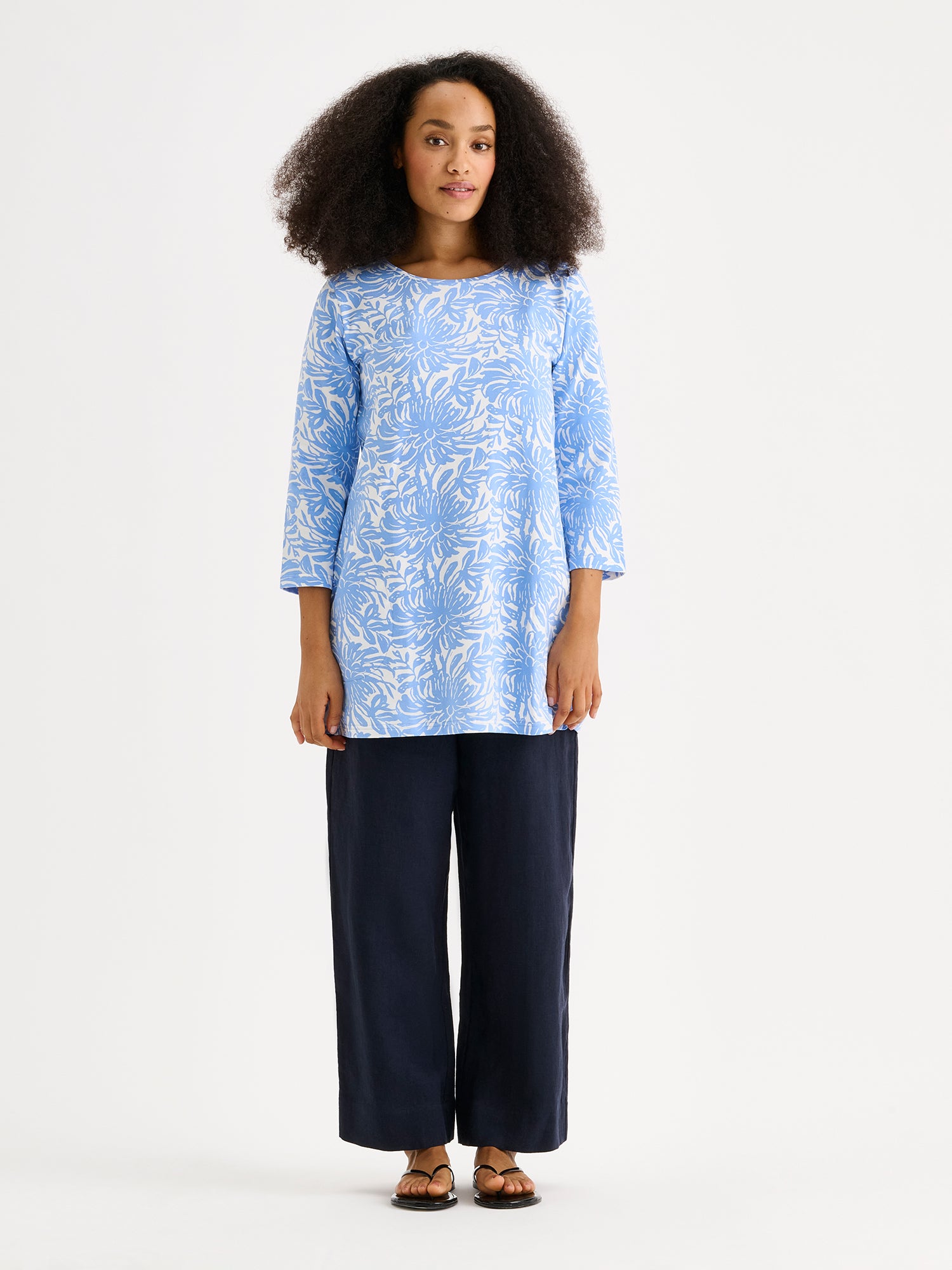 Nanson naisten kuosillinen sininen Safiiri-tunika mallin päällä pellavahousujen kanssa.