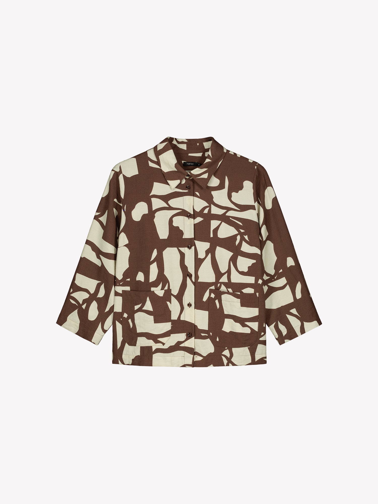 Nanson naisten kuosillinen ja rento Palsta-paitapaitapusero, jossa on kaulukset, edessä napitus ja paikkataskut, tuotekuvassa.