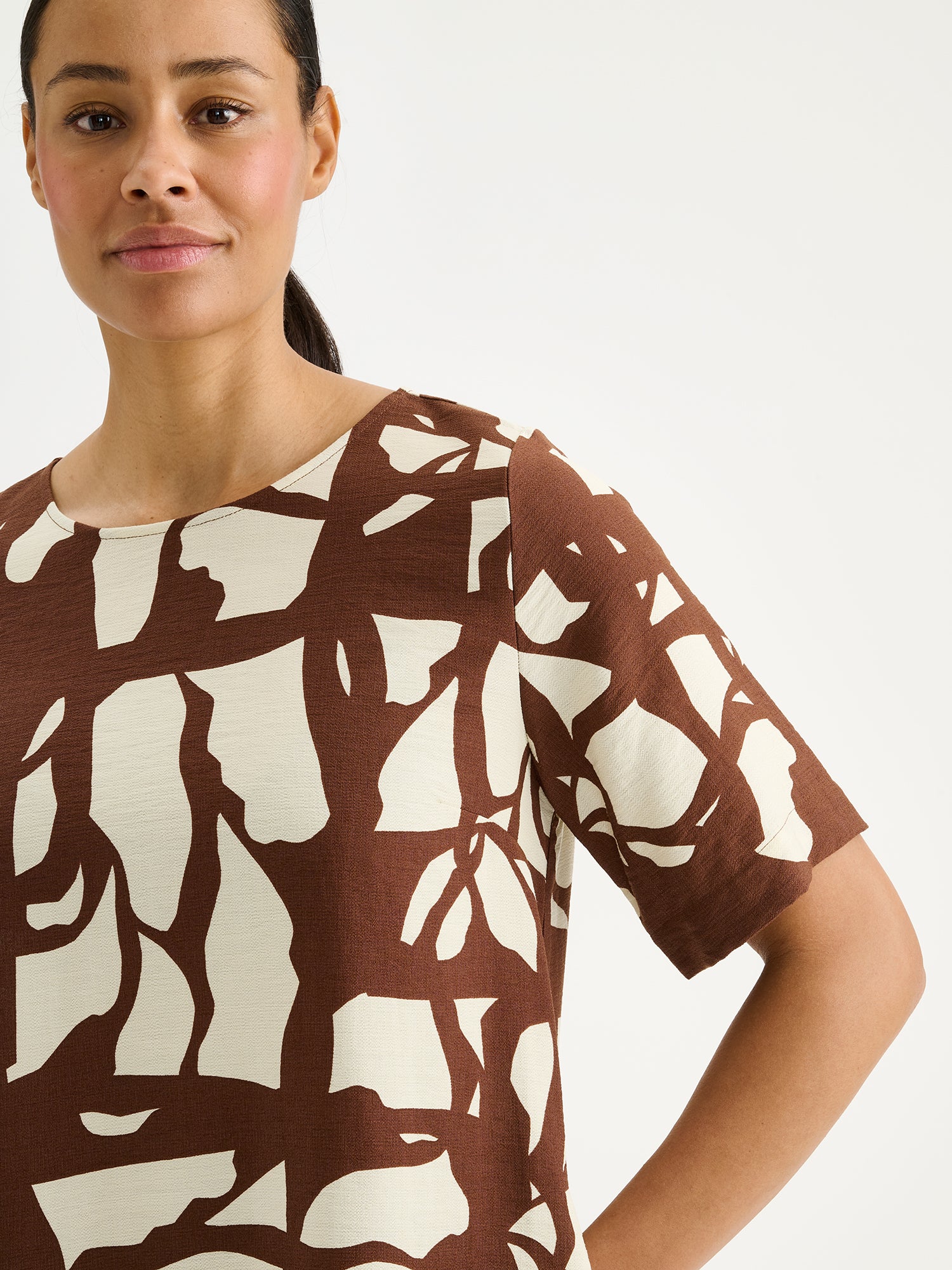 Nanson naisten rento ja suoralinjainen kuosillinen Palsta-mekko mallin päällä lähikuvassa.