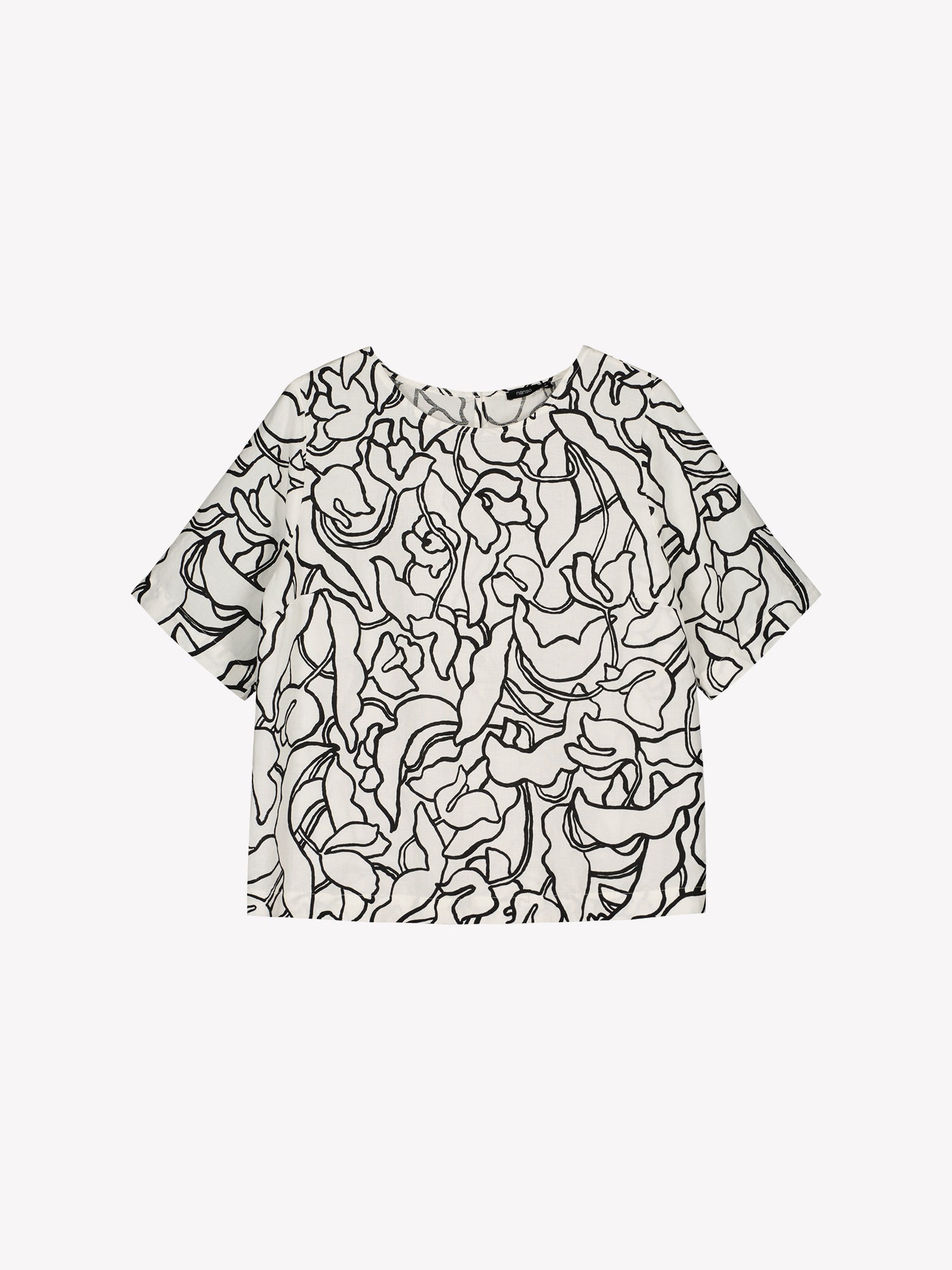 Nanson naisten tyylikäs ja ihanan rennon mallinen Iiris-pusero puolipitkillä hihoilla ja tyylikkäällä mustavalkoisella kukkakuosilla tuotekuvassa