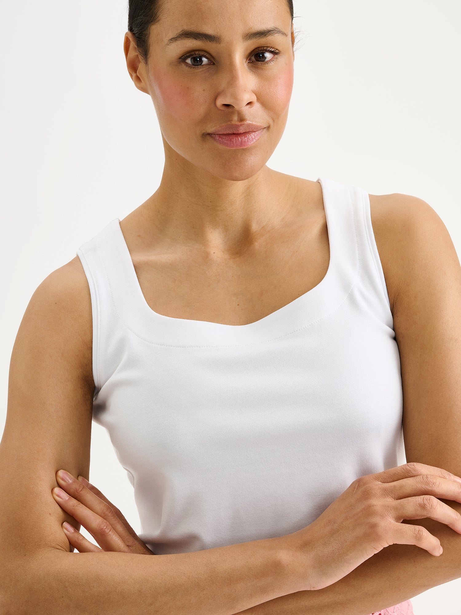 Nanson naisten valkoinen Aida-toppi mallin päällä lähikuvassa.