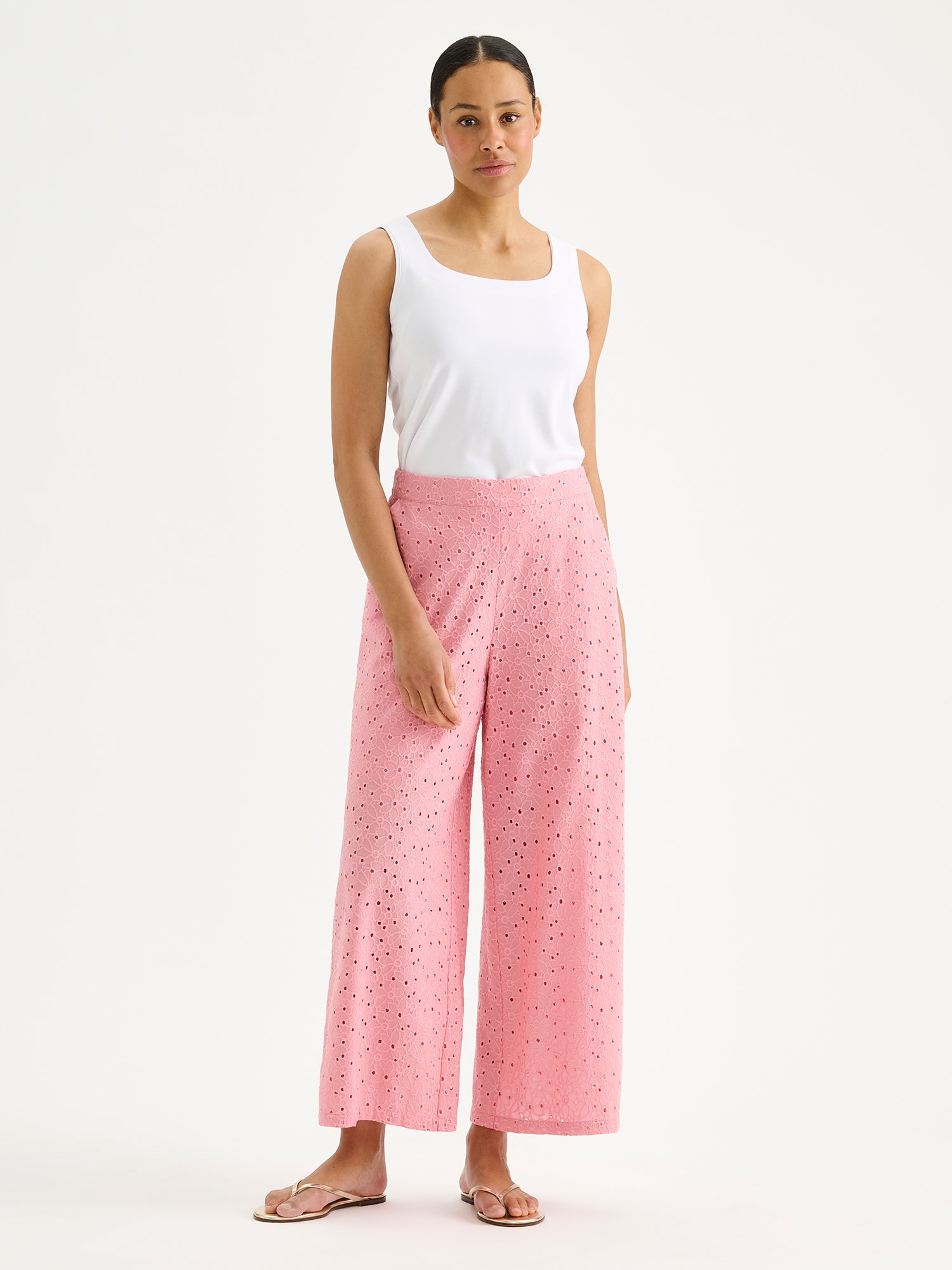 Nanson naisten valkoinen Aida-toppi mallin päällä vaaleanpunaisten housujen kanssa