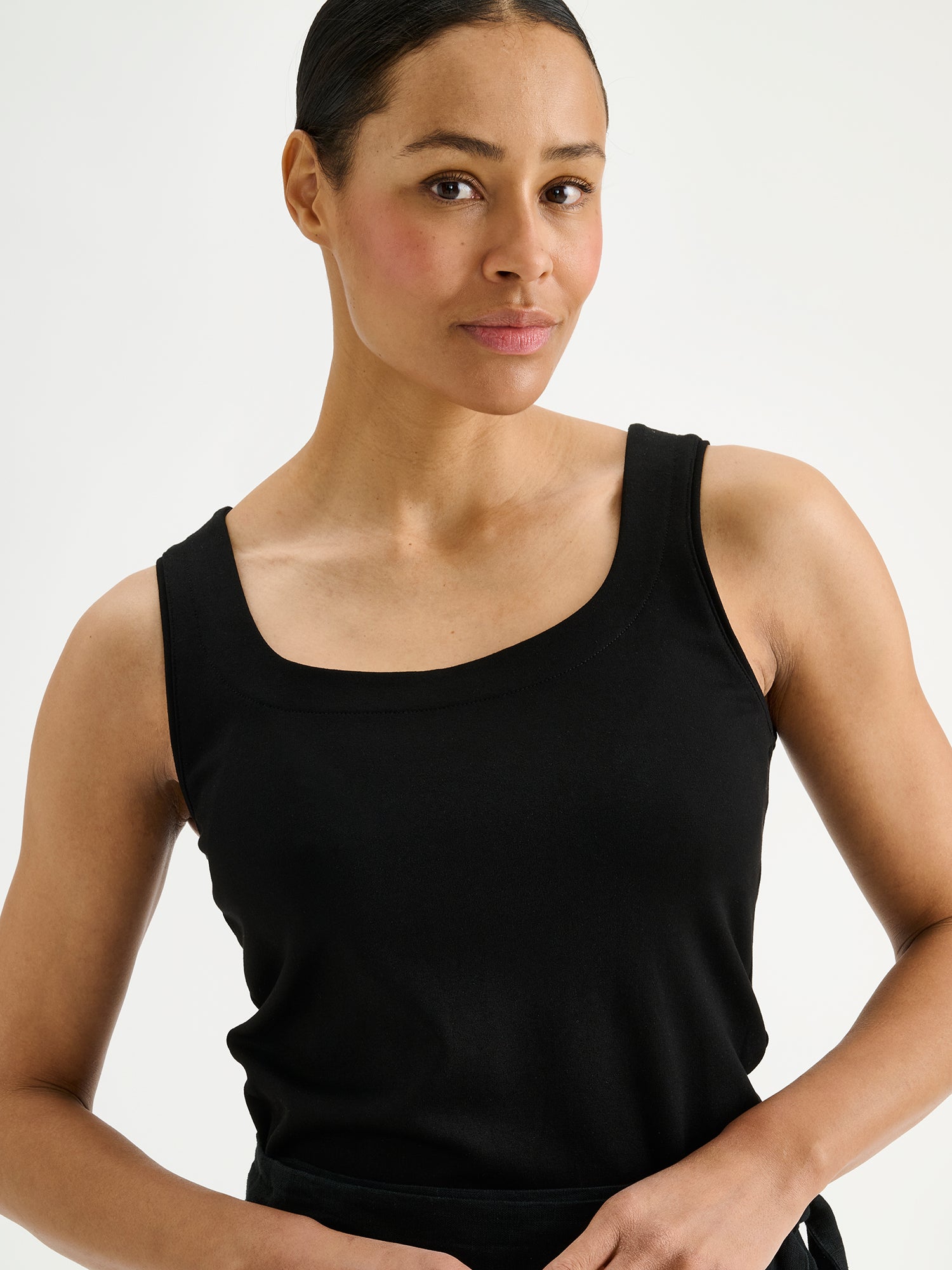 Nanson naisten musta Aida-toppi mallin päällä lähikuvassa.