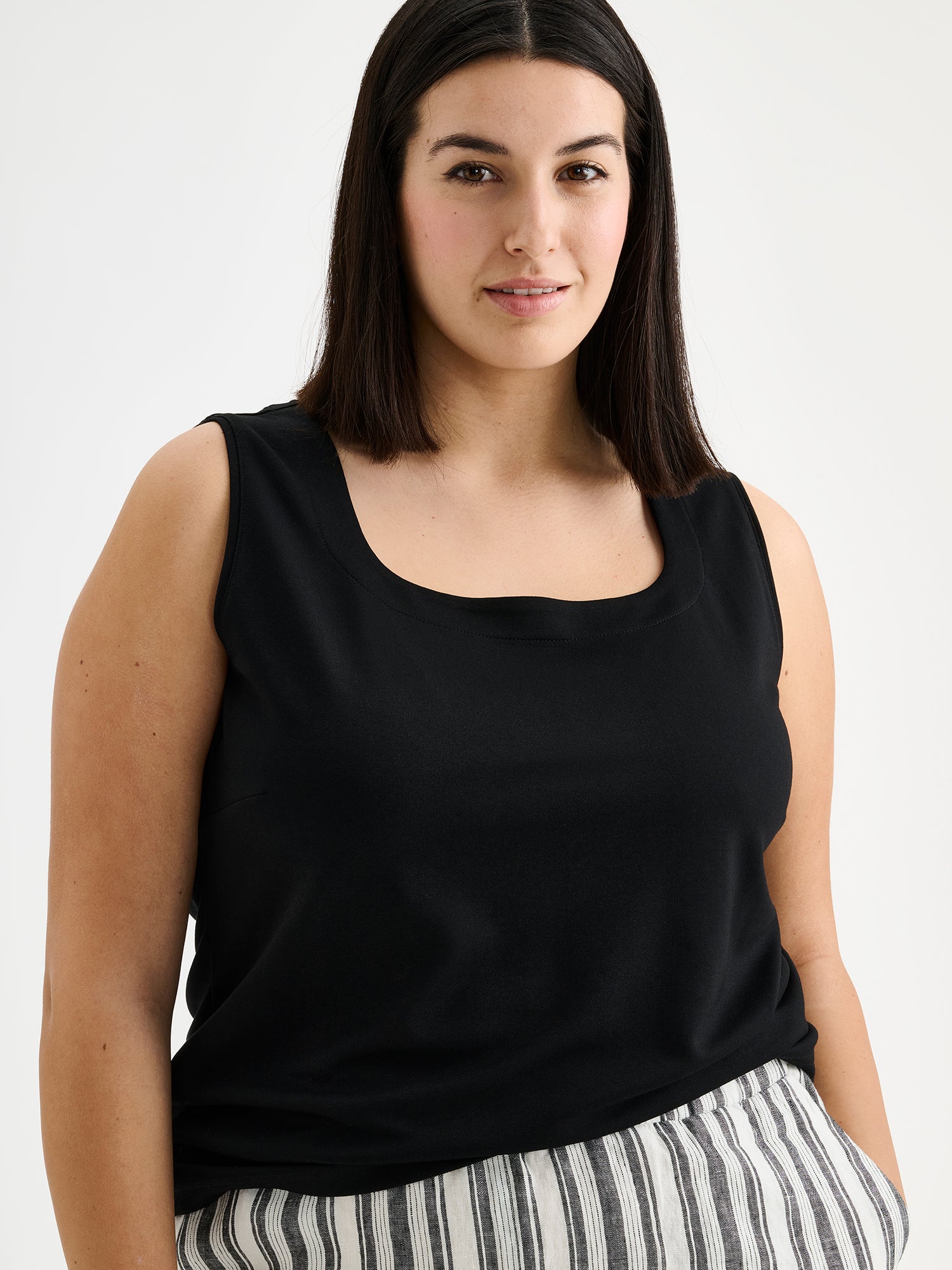 Nanson naisten musta Aida-toppi mallin päällä lähikuvassa.