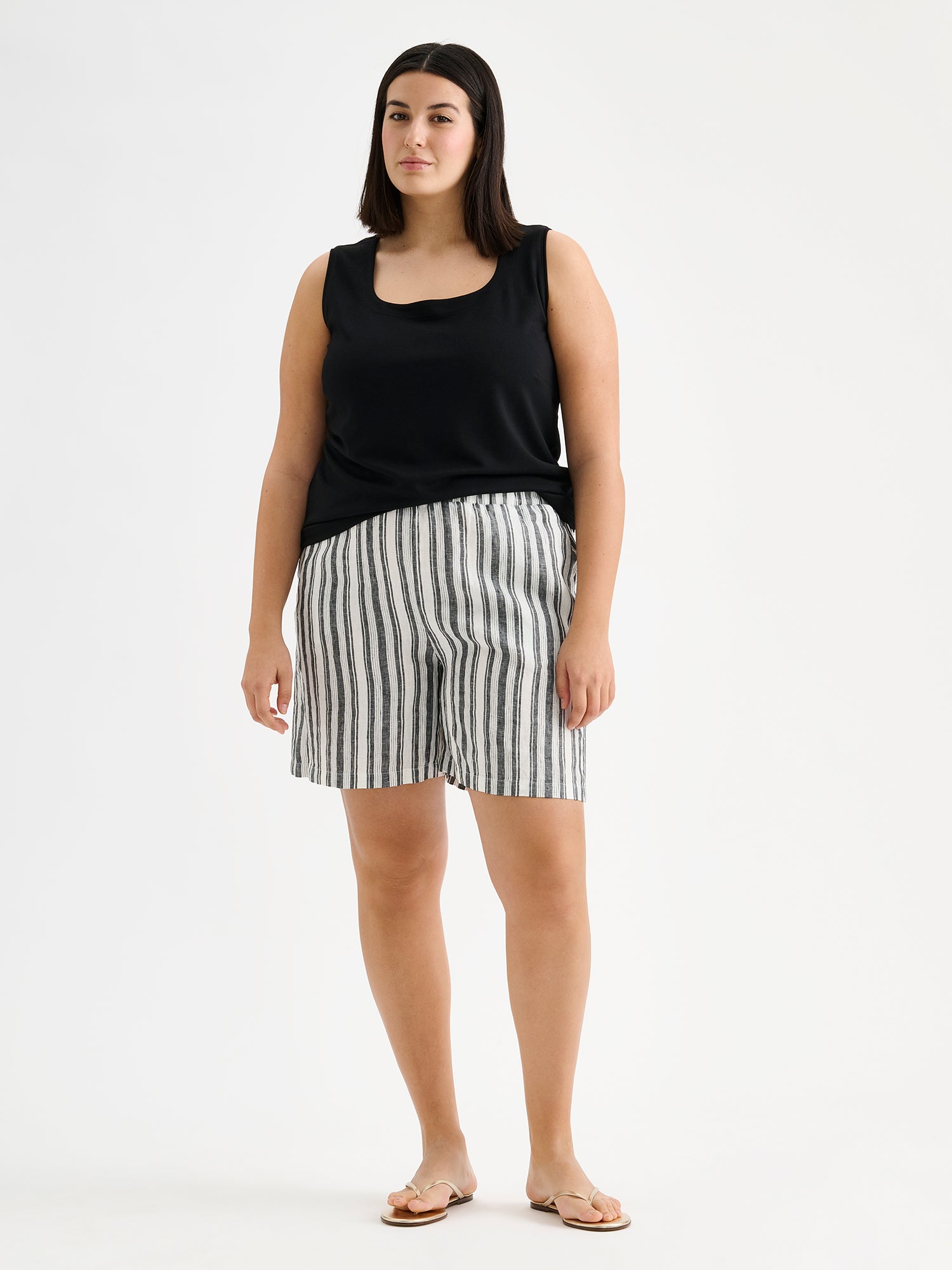 Nanson naisten musta Aida-toppi mallin päällä pystyraidallisten shortsien kanssa.