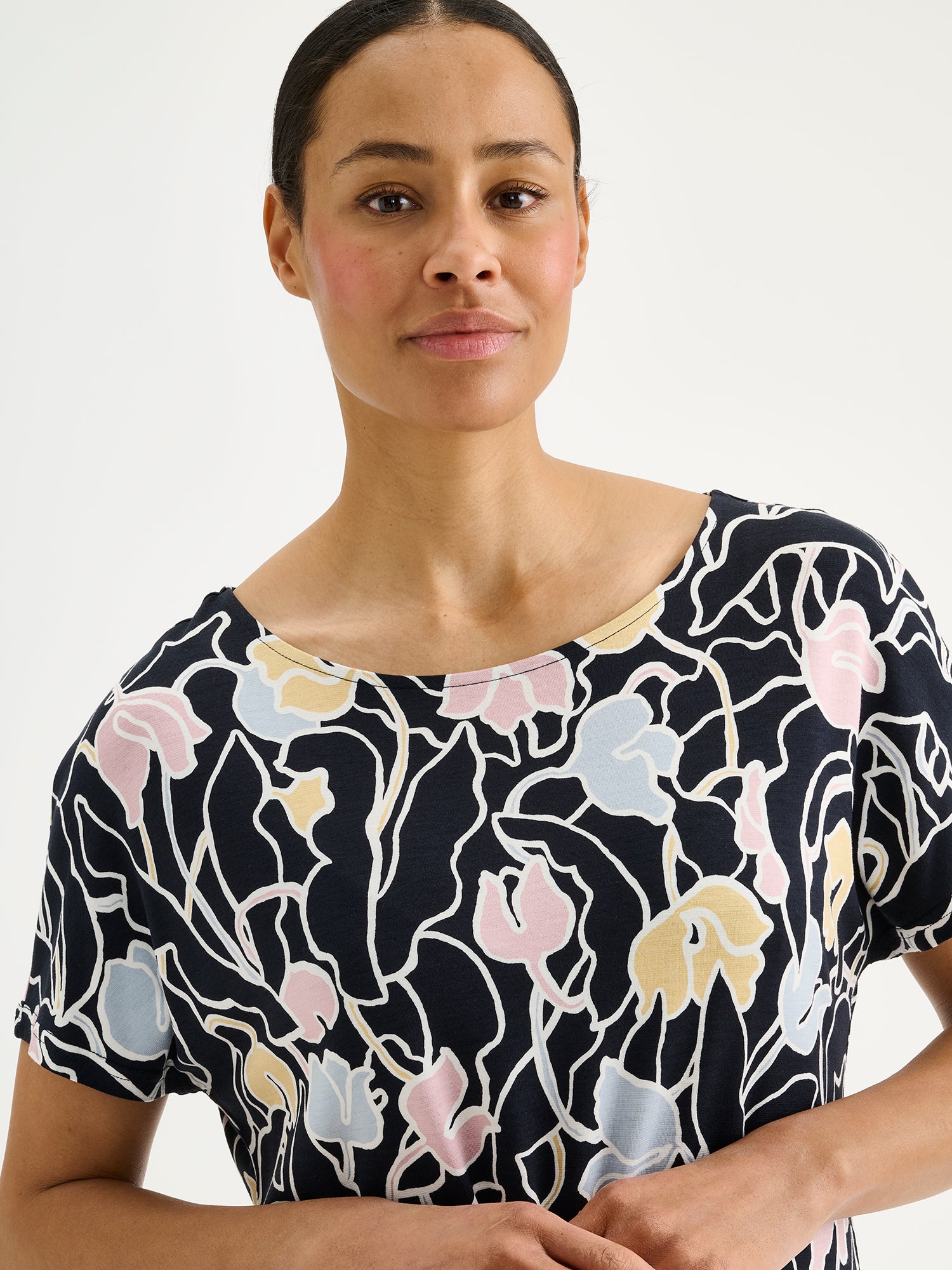 Nanson naisten kukkakuosillinen tyylikäs Iiris-trikootunika mallin päällä lähikuvassa.