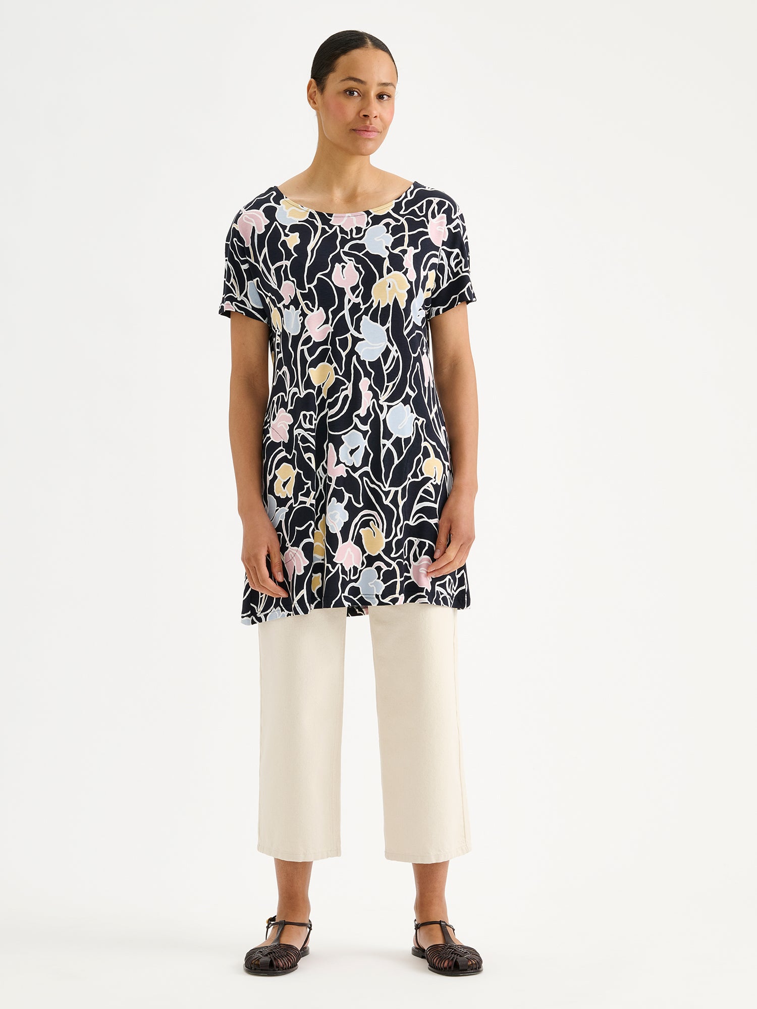 Nanson naisten kukkakuosillinen tyylikäs Iiris-trikootunika mallin päällä vaaleiden farkkujen kanssa.