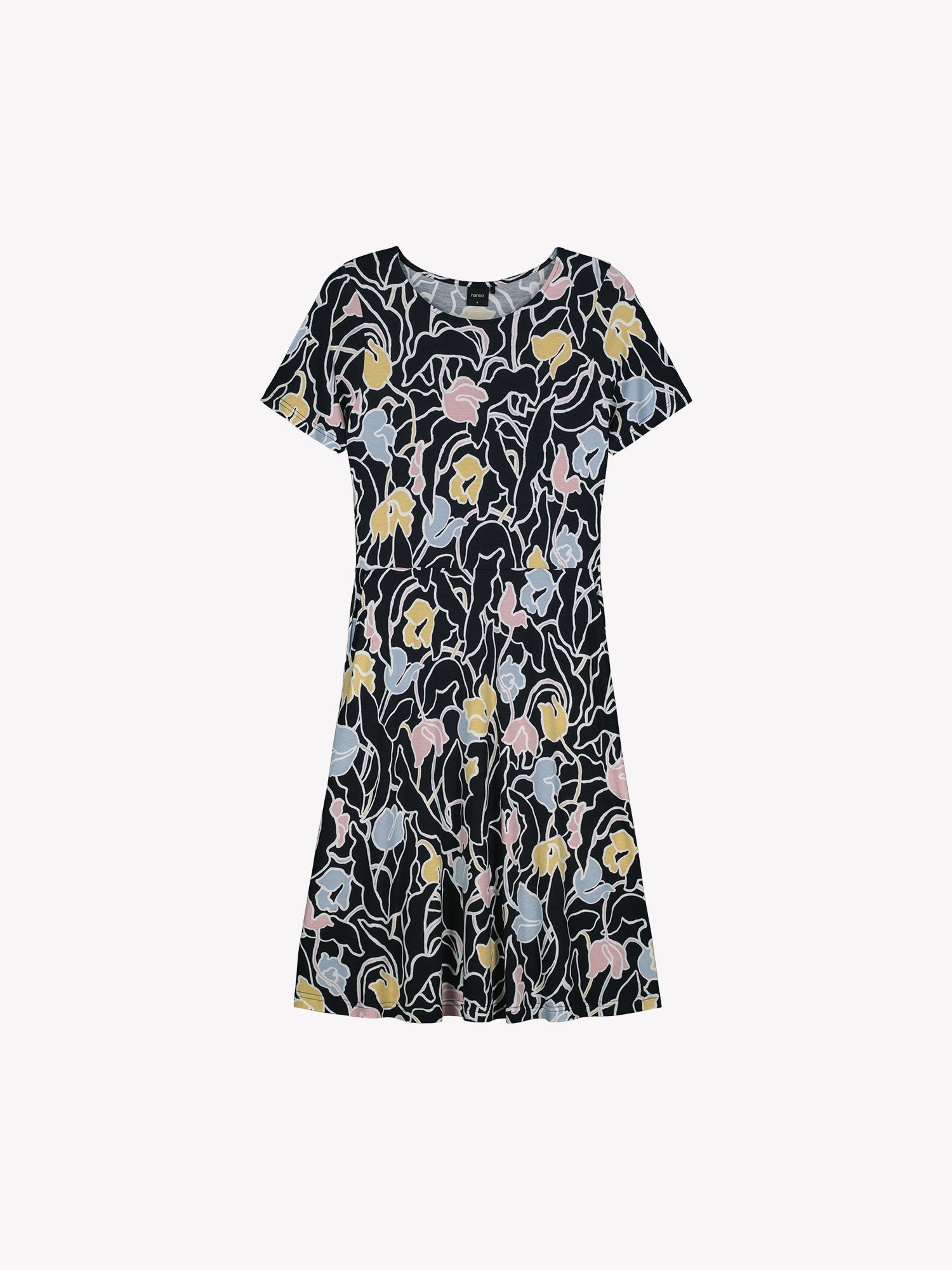 Naisten kuosillinen kaunis lyhythihainen Iiris-trikoomekko tuotekuvassa.