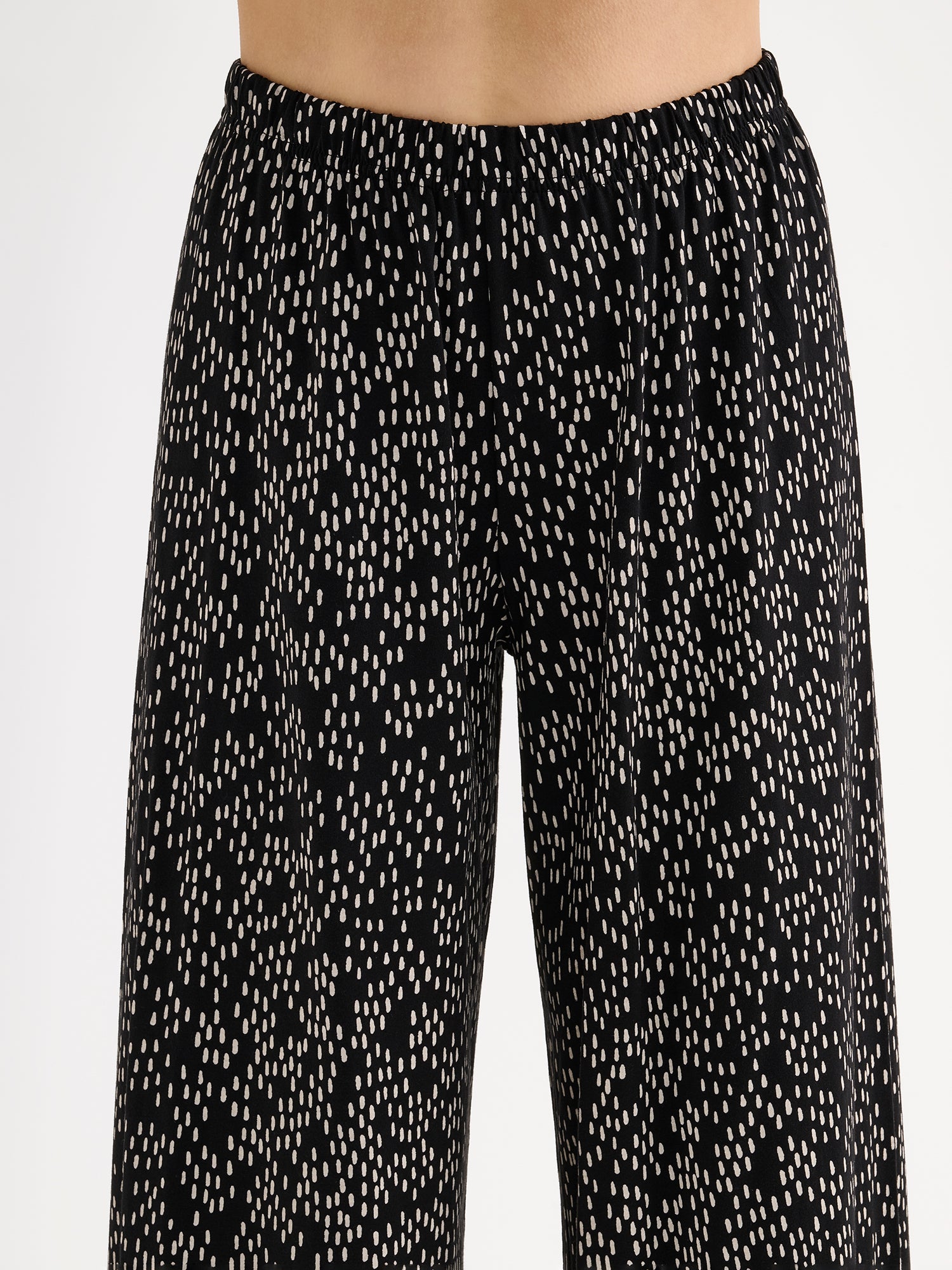 Nanson naisten mukavat leveälahkeiset Pilkkumeri-trikoohousut, joissa on tyylikäs kaksisävyinen kuosi mallin päällä lähikuvassa.