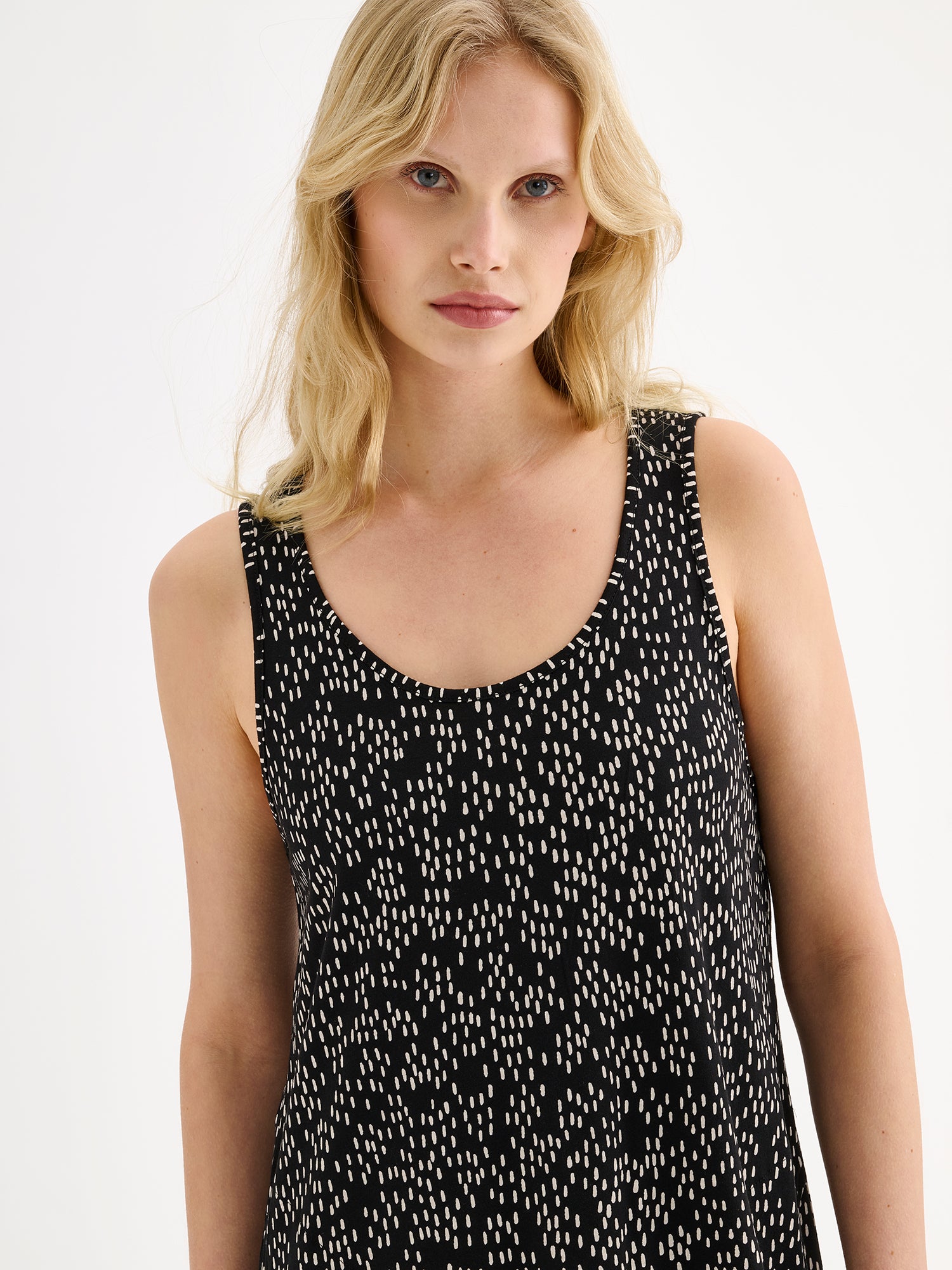 Nanson naisten hihaton mukava Pilkkumeri-mekko, jossa on tyylikäs kaksisävyinen kuosi mallin päällä lähikuvassa.