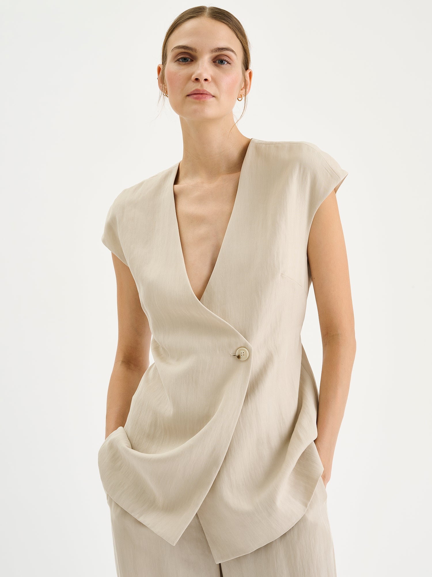 Nanson naisten tyylikäs beige Nizza-liivi ja Nizza -housut mallin päällä lähikuvassa.