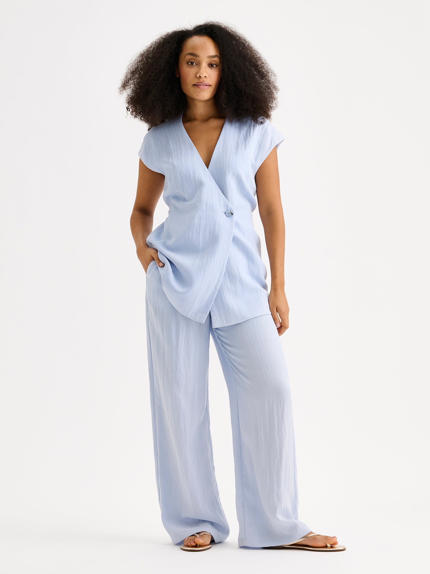 Nanson naisten tyylikäs pehmeän sininen Nizza-liivi mallin päällä Nizza-housujen kanssa