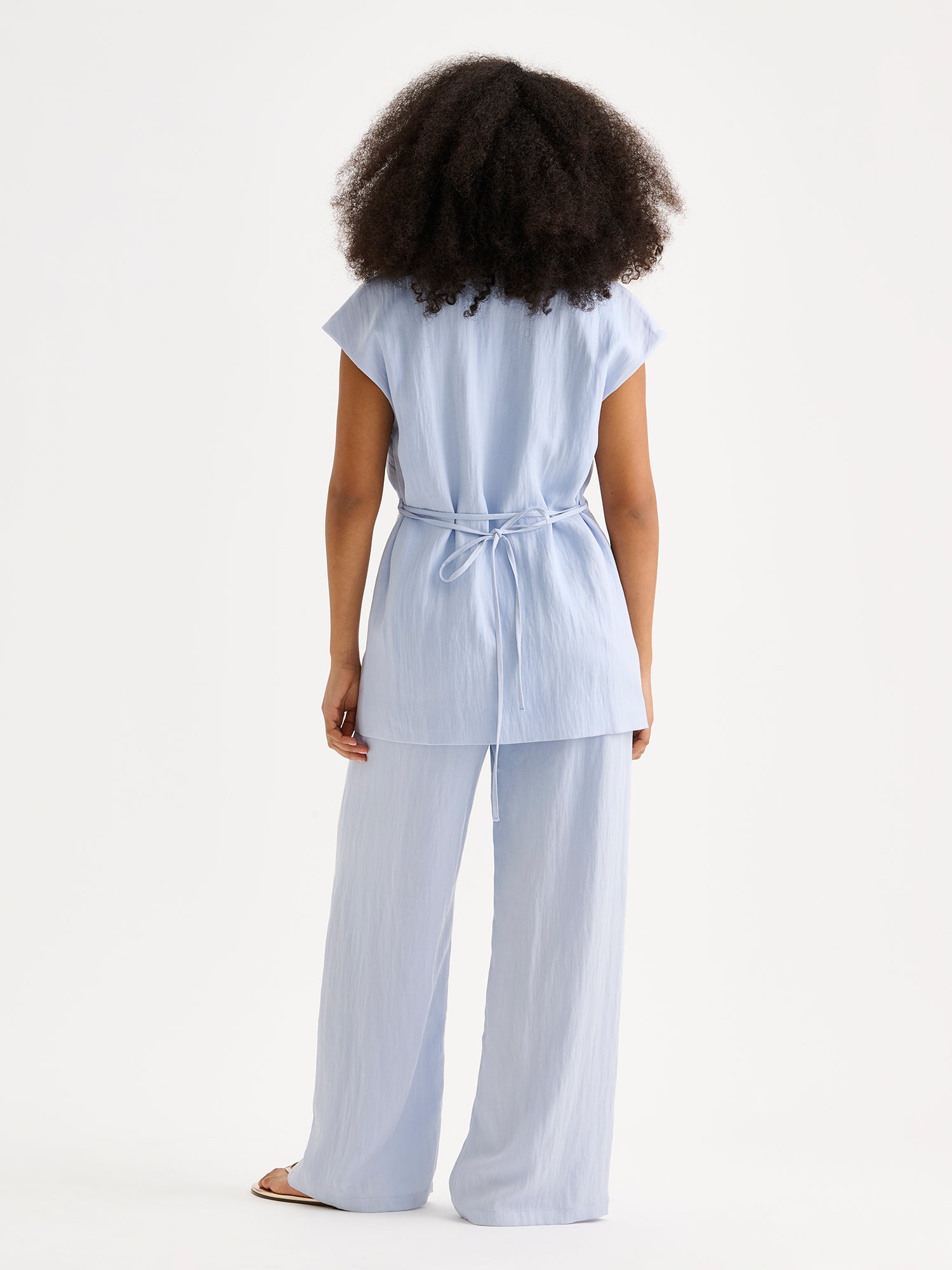 Nanson naisten tyylikäs pehmeän sininen Nizza-liivi mallin päällä Nizza-housujen kanssa takaa kuvattuna